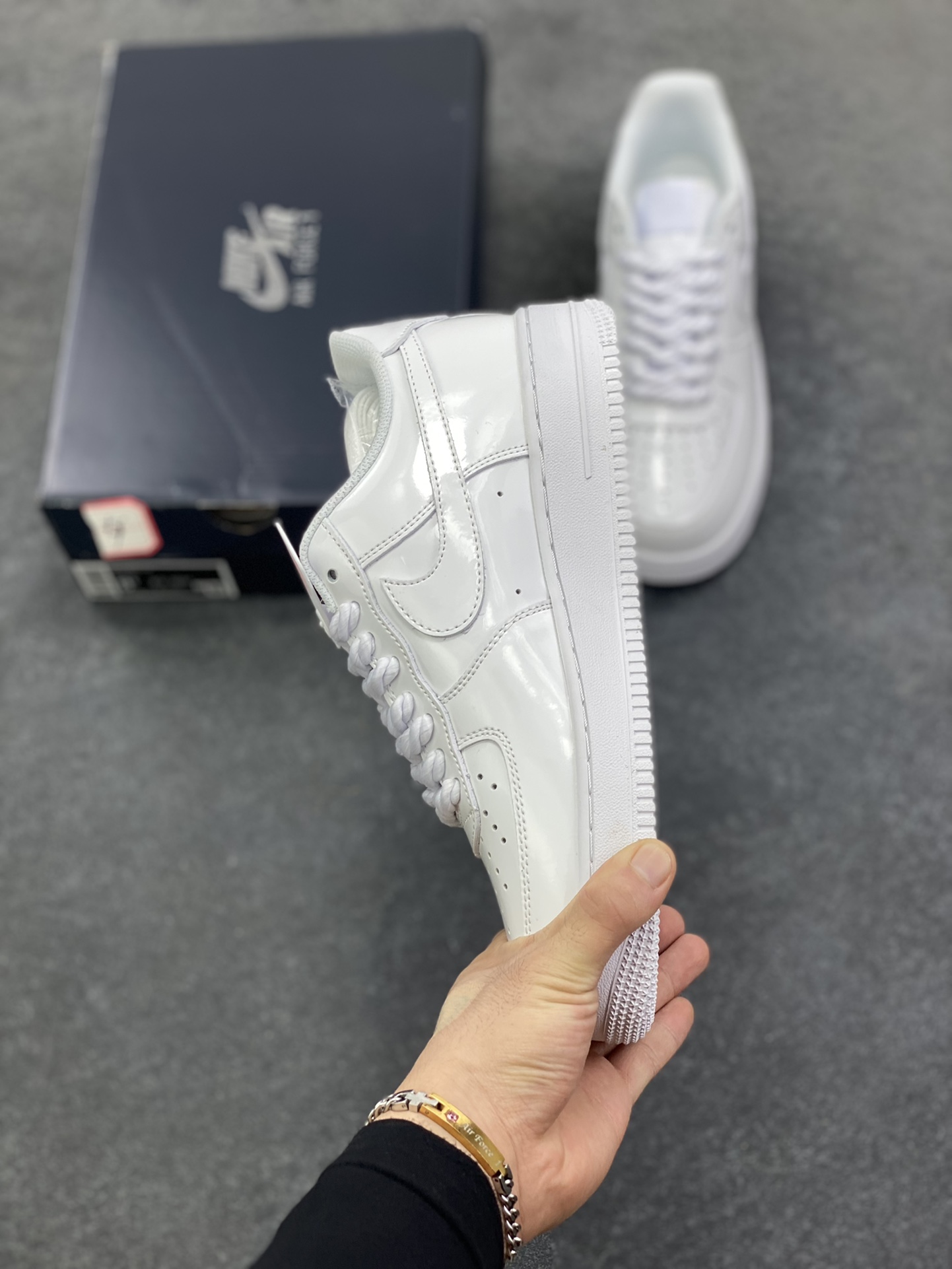 图片[3]-Nike Air Force 1 Low 全白镜面漆皮 原楦头原纸板 打造纯正空军版型 专注外贸渠道 全掌内置蜂窝气垫 原盒配件 原厂中底钢印、拉帮完美 货号：CW2288-112 尺码：36 36.5 37.5 38 38.5 39 40 40.5 41 42 42.5 43 44 44.5 45-选品中心