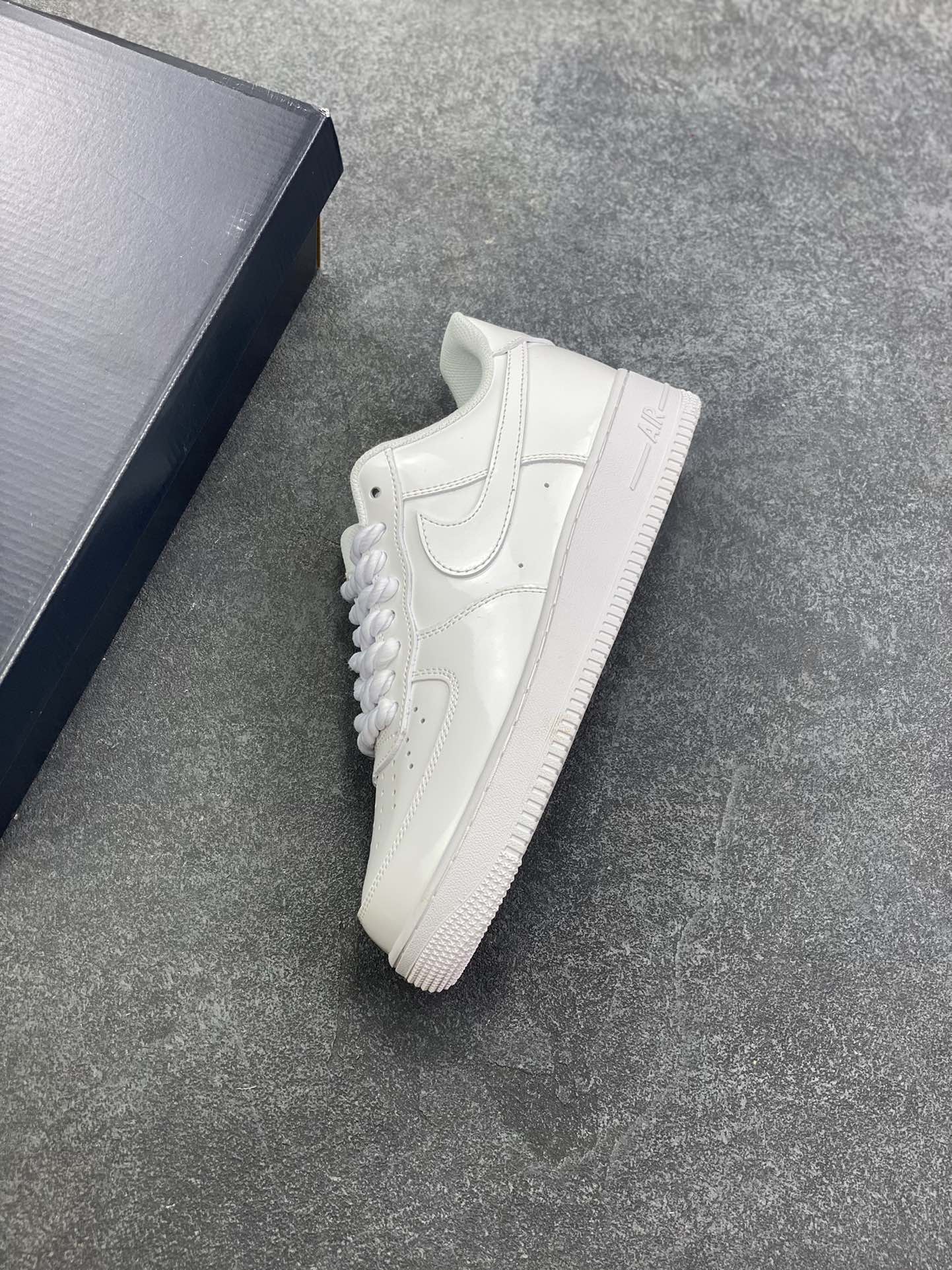 图片[7]-Nike Air Force 1 Low 全白镜面漆皮 原楦头原纸板 打造纯正空军版型 专注外贸渠道 全掌内置蜂窝气垫 原盒配件 原厂中底钢印、拉帮完美 货号：CW2288-112 尺码：36 36.5 37.5 38 38.5 39 40 40.5 41 42 42.5 43 44 44.5 45-选品中心