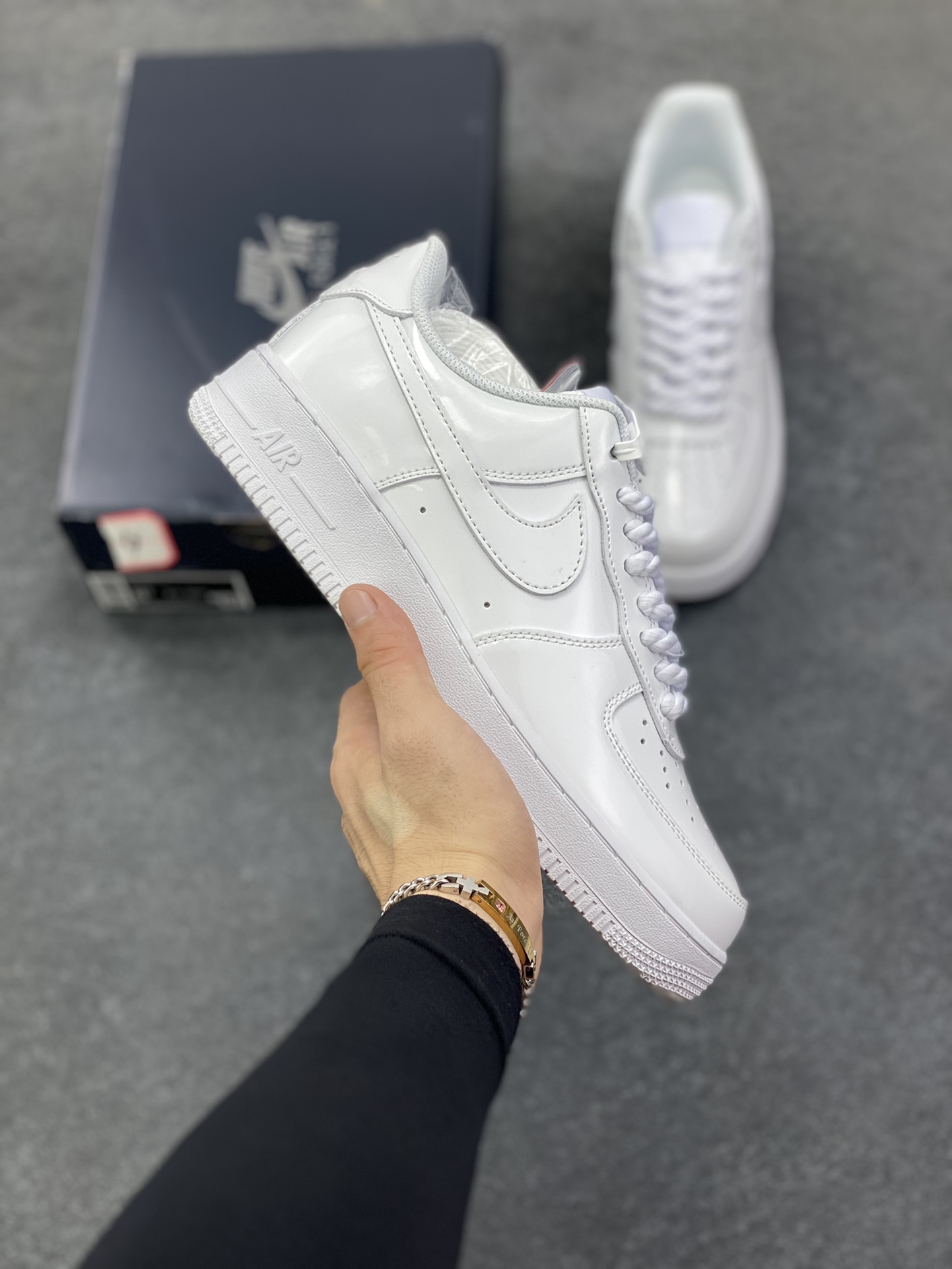 Nike Air Force 1 Low 全白镜面漆皮 原楦头原纸板 打造纯正空军版型 专注外贸渠道 全掌内置蜂窝气垫 原盒配件 原厂中底钢印、拉帮完美 货号：CW2288-112 尺码：36 36.5 37.5 38 38.5 39 40 40.5 41 42 42.5 43 44 44.5 45-选品中心