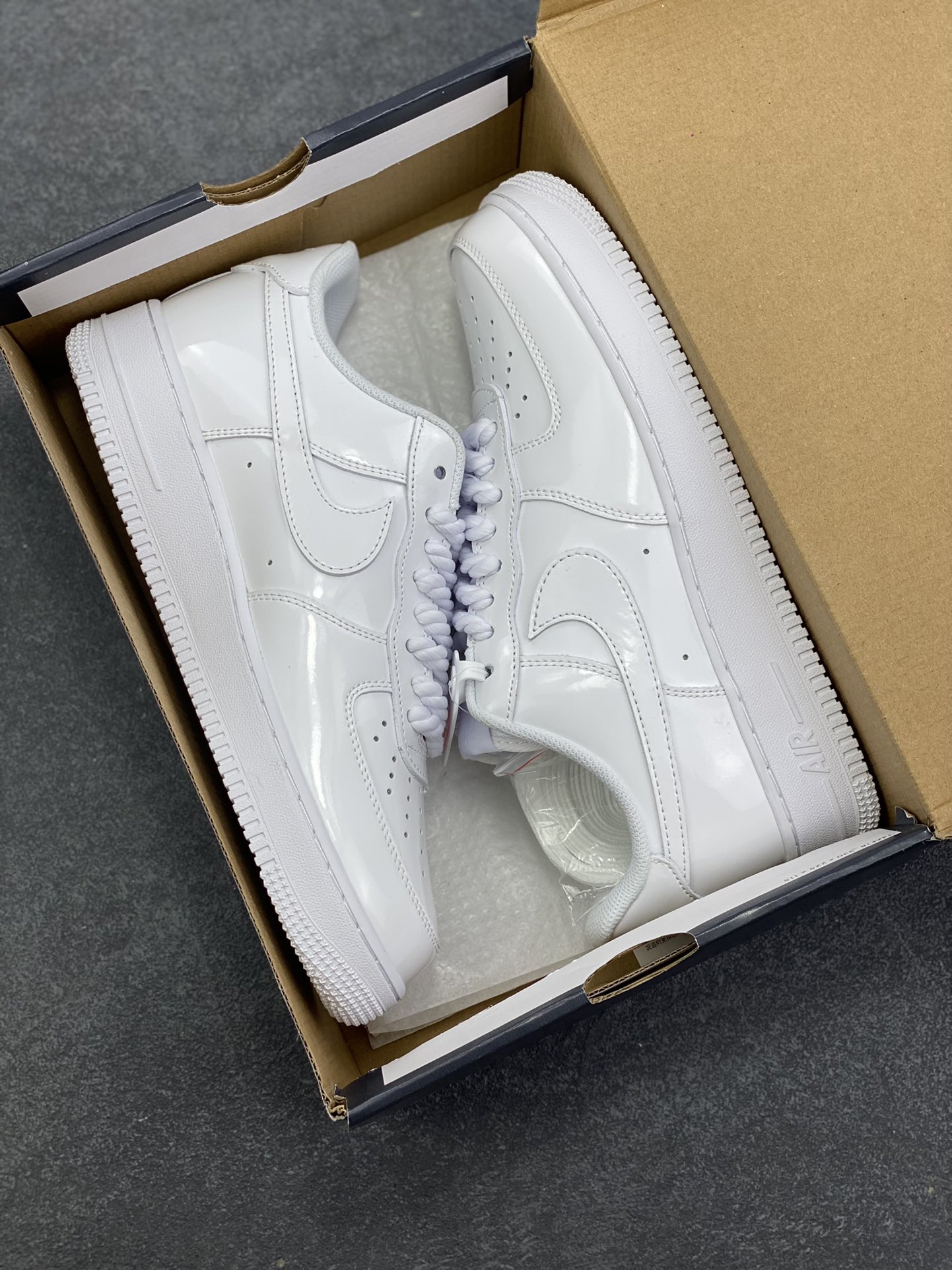图片[9]-Nike Air Force 1 Low 全白镜面漆皮 原楦头原纸板 打造纯正空军版型 专注外贸渠道 全掌内置蜂窝气垫 原盒配件 原厂中底钢印、拉帮完美 货号：CW2288-112 尺码：36 36.5 37.5 38 38.5 39 40 40.5 41 42 42.5 43 44 44.5 45-选品中心
