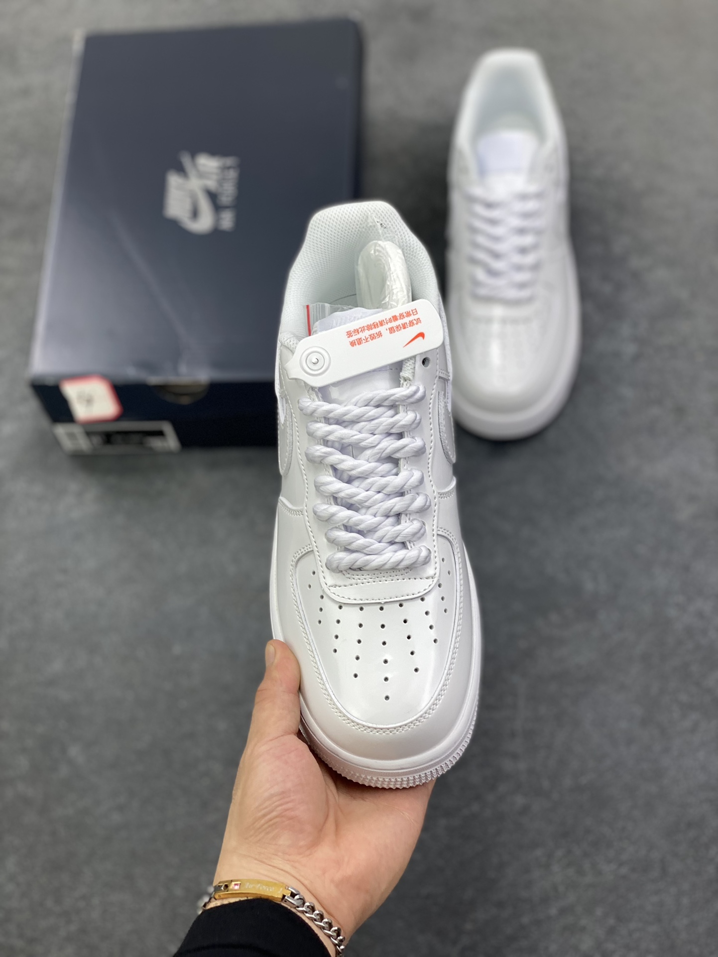图片[2]-Nike Air Force 1 Low 全白镜面漆皮 原楦头原纸板 打造纯正空军版型 专注外贸渠道 全掌内置蜂窝气垫 原盒配件 原厂中底钢印、拉帮完美 货号：CW2288-112 尺码：36 36.5 37.5 38 38.5 39 40 40.5 41 42 42.5 43 44 44.5 45-选品中心