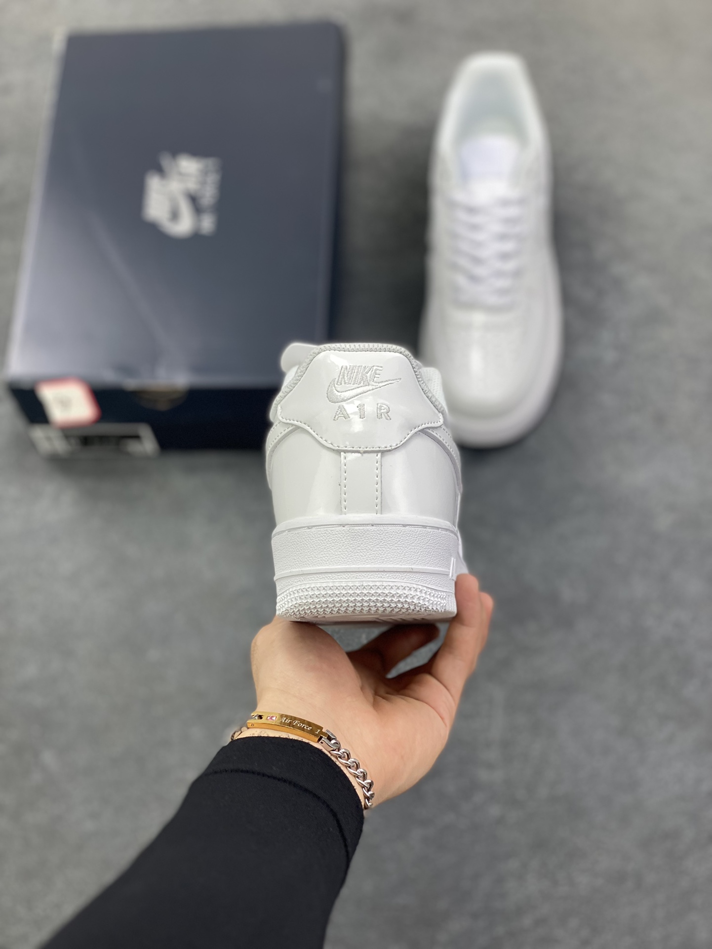 图片[4]-Nike Air Force 1 Low 全白镜面漆皮 原楦头原纸板 打造纯正空军版型 专注外贸渠道 全掌内置蜂窝气垫 原盒配件 原厂中底钢印、拉帮完美 货号：CW2288-112 尺码：36 36.5 37.5 38 38.5 39 40 40.5 41 42 42.5 43 44 44.5 45-选品中心