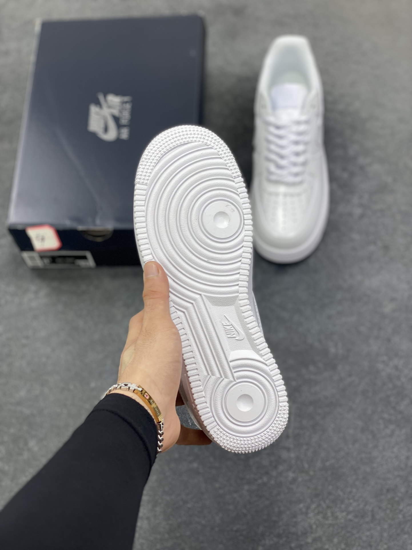 图片[5]-Nike Air Force 1 Low 全白镜面漆皮 原楦头原纸板 打造纯正空军版型 专注外贸渠道 全掌内置蜂窝气垫 原盒配件 原厂中底钢印、拉帮完美 货号：CW2288-112 尺码：36 36.5 37.5 38 38.5 39 40 40.5 41 42 42.5 43 44 44.5 45-选品中心
