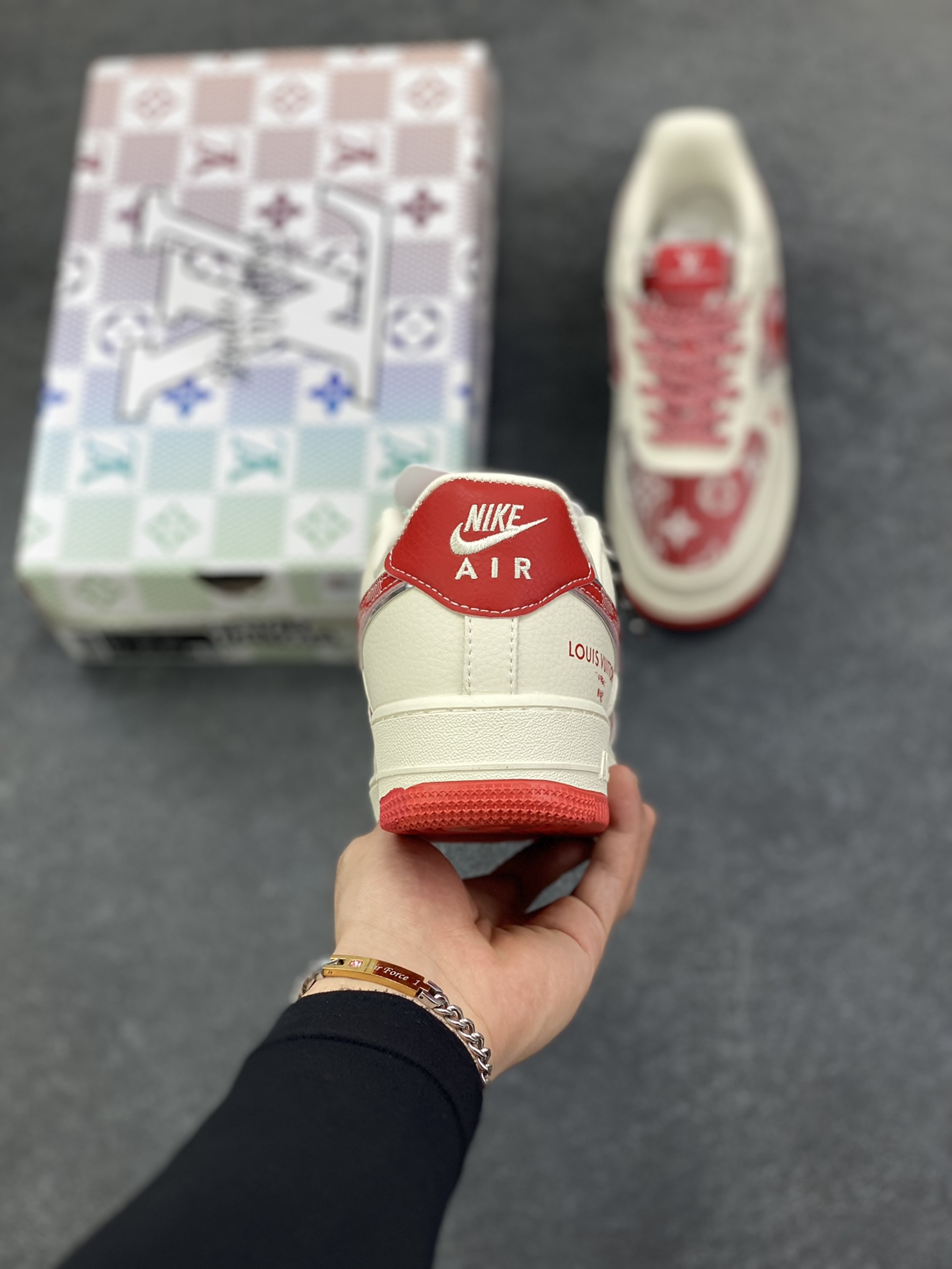 图片[4]-高端定制Nike Air Force 1 \’07 Low “路易威登LV联名— 白红帆布印花” 高端定制 低帮休闲板鞋 定制鞋盒 大厂纯原品质出货 超高清洁度 皮料切割干净无任何毛边 细节完美 货号：XL1979-109 尺码：36 36.5 37.5 38 38.5 39 40 40.5 41 42 42.5 43 44 44.5 45-选品中心