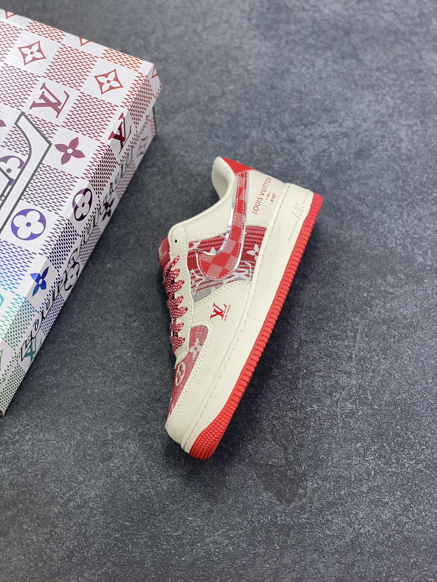 图片[7]-高端定制Nike Air Force 1 \’07 Low “路易威登LV联名— 白红帆布印花” 高端定制 低帮休闲板鞋 定制鞋盒 大厂纯原品质出货 超高清洁度 皮料切割干净无任何毛边 细节完美 货号：XL1979-109 尺码：36 36.5 37.5 38 38.5 39 40 40.5 41 42 42.5 43 44 44.5 45-选品中心