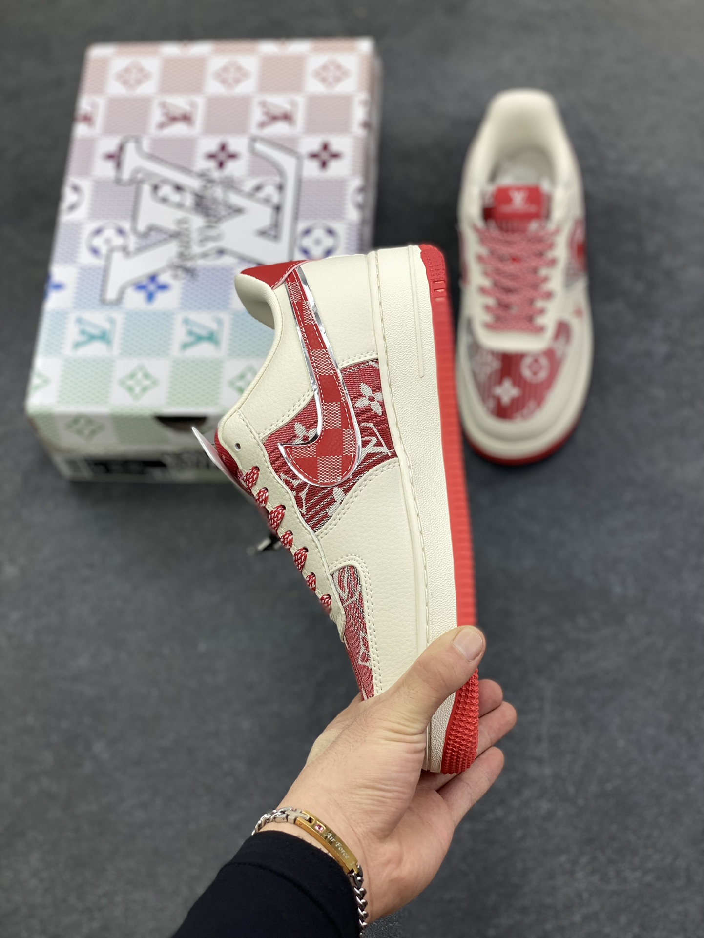 图片[3]-高端定制Nike Air Force 1 \’07 Low “路易威登LV联名— 白红帆布印花” 高端定制 低帮休闲板鞋 定制鞋盒 大厂纯原品质出货 超高清洁度 皮料切割干净无任何毛边 细节完美 货号：XL1979-109 尺码：36 36.5 37.5 38 38.5 39 40 40.5 41 42 42.5 43 44 44.5 45-选品中心