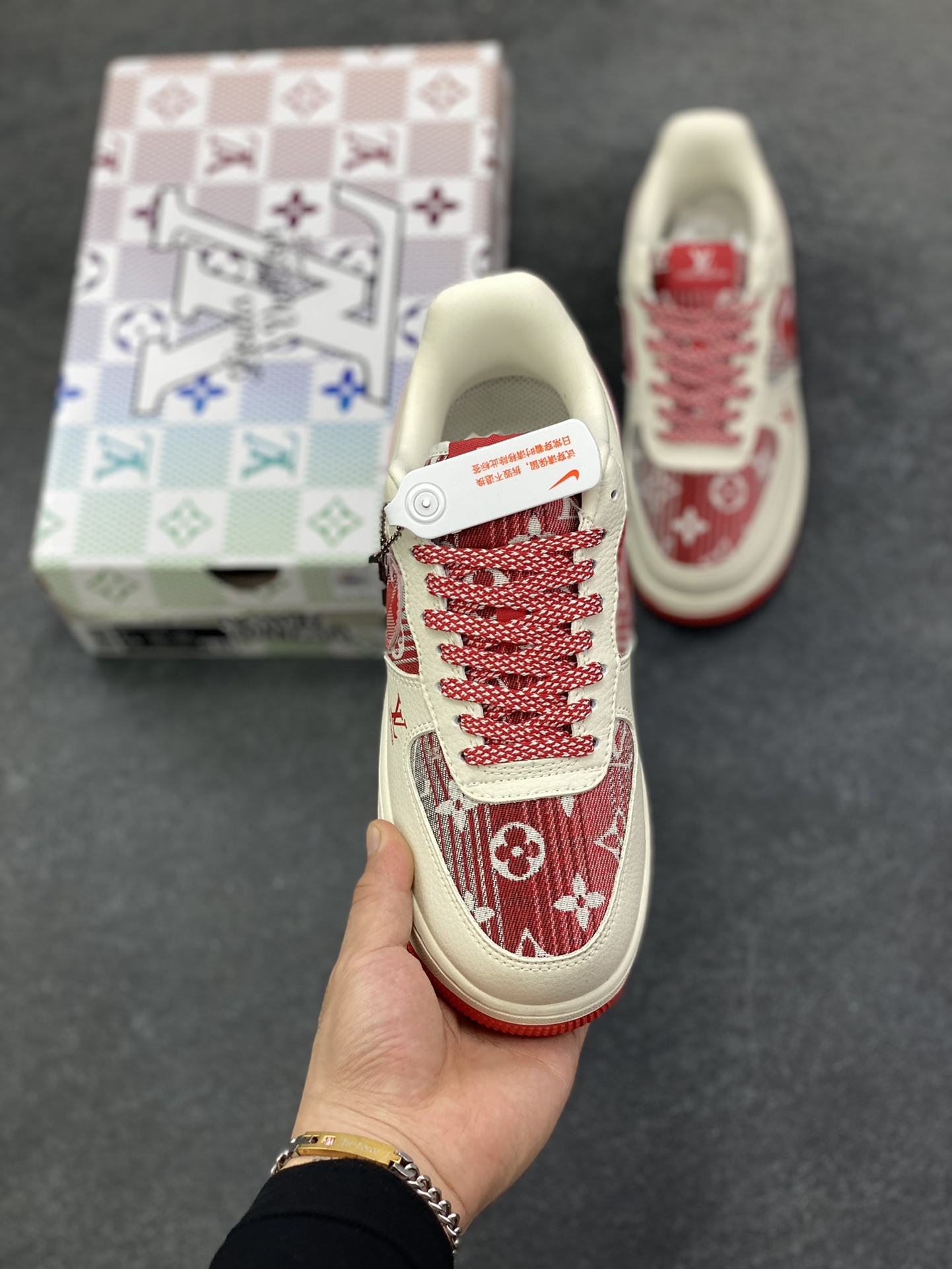 图片[2]-高端定制Nike Air Force 1 \’07 Low “路易威登LV联名— 白红帆布印花” 高端定制 低帮休闲板鞋 定制鞋盒 大厂纯原品质出货 超高清洁度 皮料切割干净无任何毛边 细节完美 货号：XL1979-109 尺码：36 36.5 37.5 38 38.5 39 40 40.5 41 42 42.5 43 44 44.5 45-选品中心