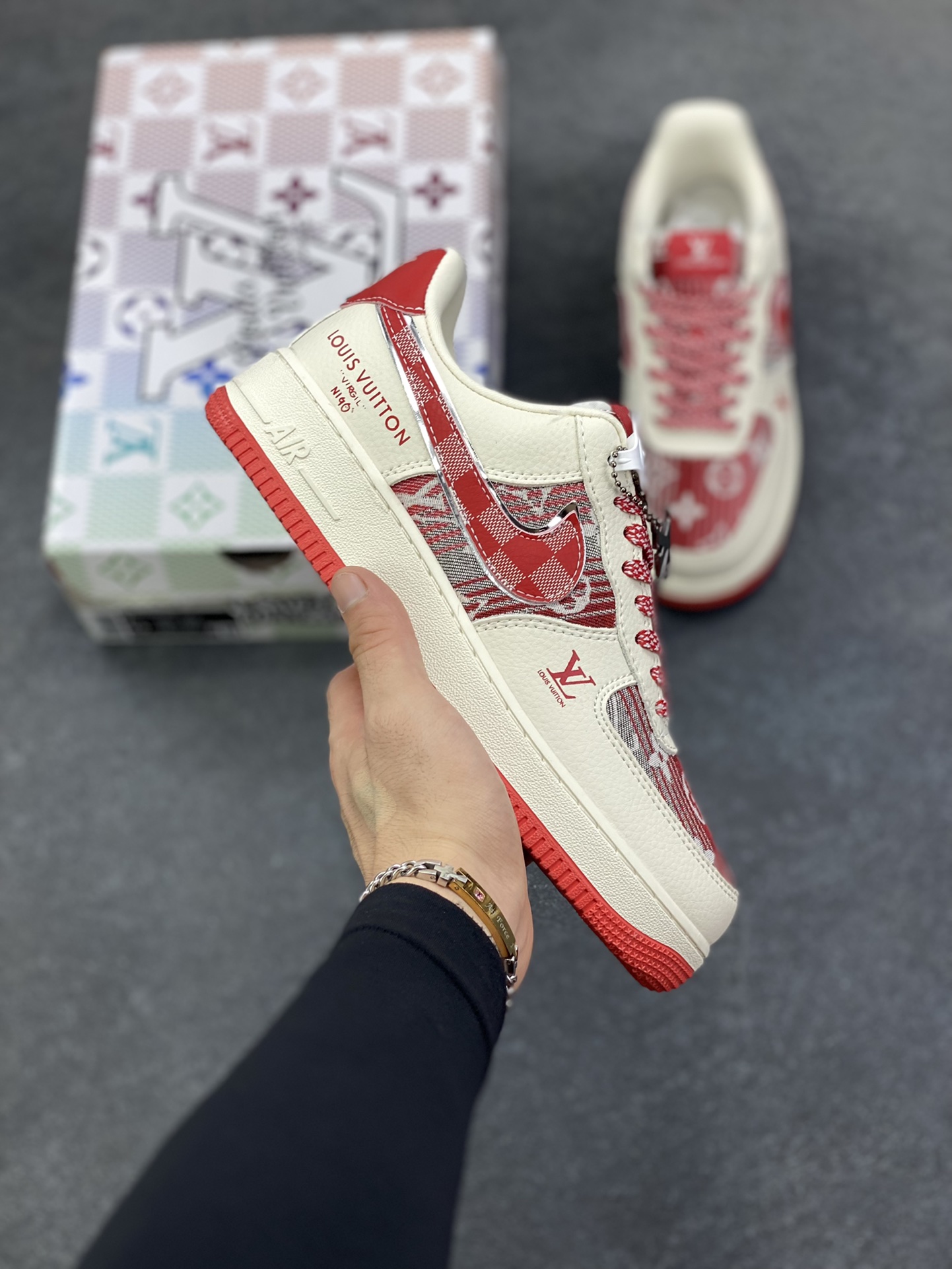 高端定制Nike Air Force 1 \'07 Low “路易威登LV联名--- 白红帆布印花” 高端定制 低帮休闲板鞋 定制鞋盒 大厂纯原品质出货 超高清洁度 皮料切割干净无任何毛边 细节完美 货号：XL1979-109 尺码：36 36.5 37.5 38 38.5 39 40 40.5 41 42 42.5 43 44 44.5 45-选品中心