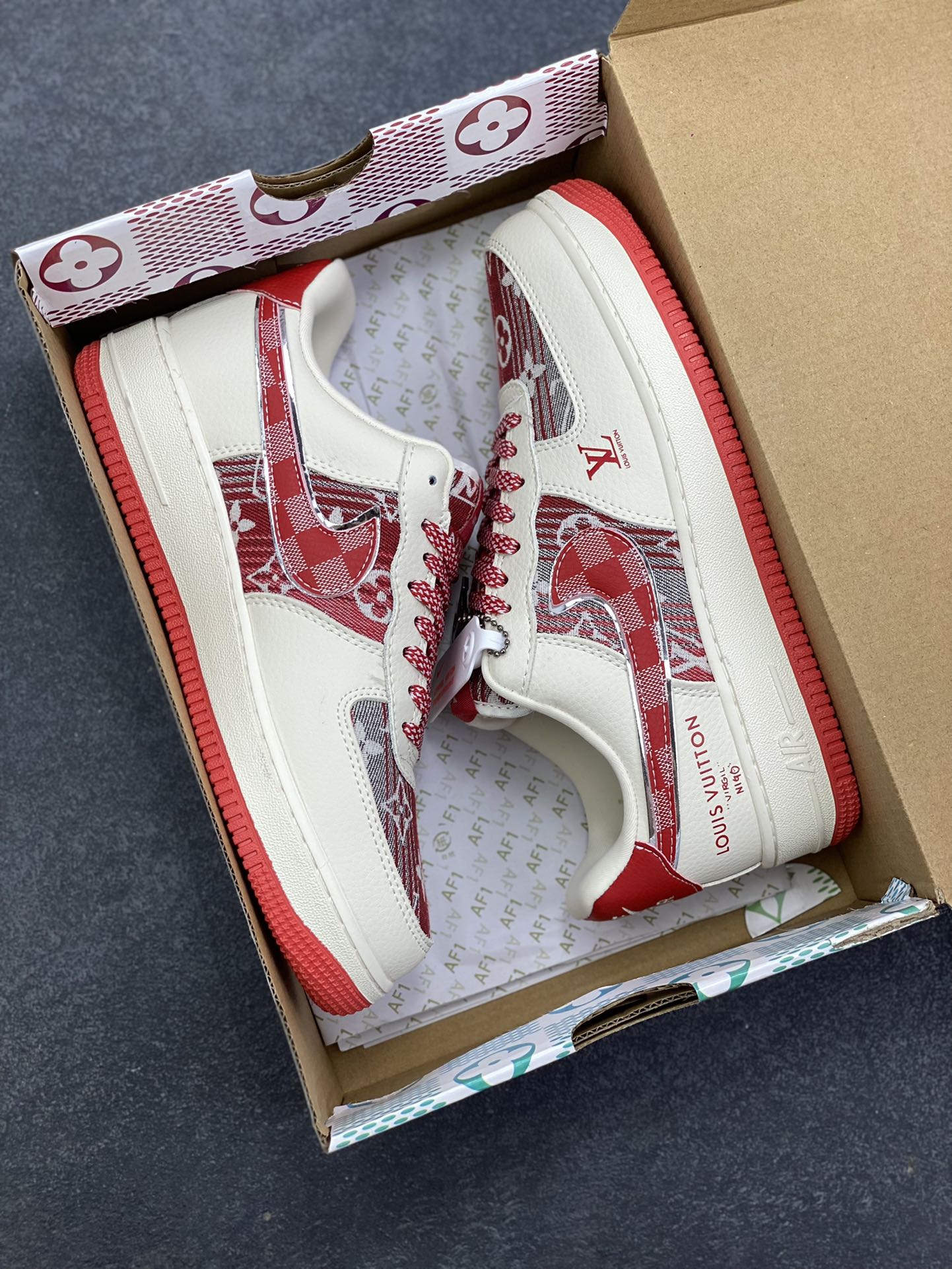 图片[9]-高端定制Nike Air Force 1 \’07 Low “路易威登LV联名— 白红帆布印花” 高端定制 低帮休闲板鞋 定制鞋盒 大厂纯原品质出货 超高清洁度 皮料切割干净无任何毛边 细节完美 货号：XL1979-109 尺码：36 36.5 37.5 38 38.5 39 40 40.5 41 42 42.5 43 44 44.5 45-选品中心