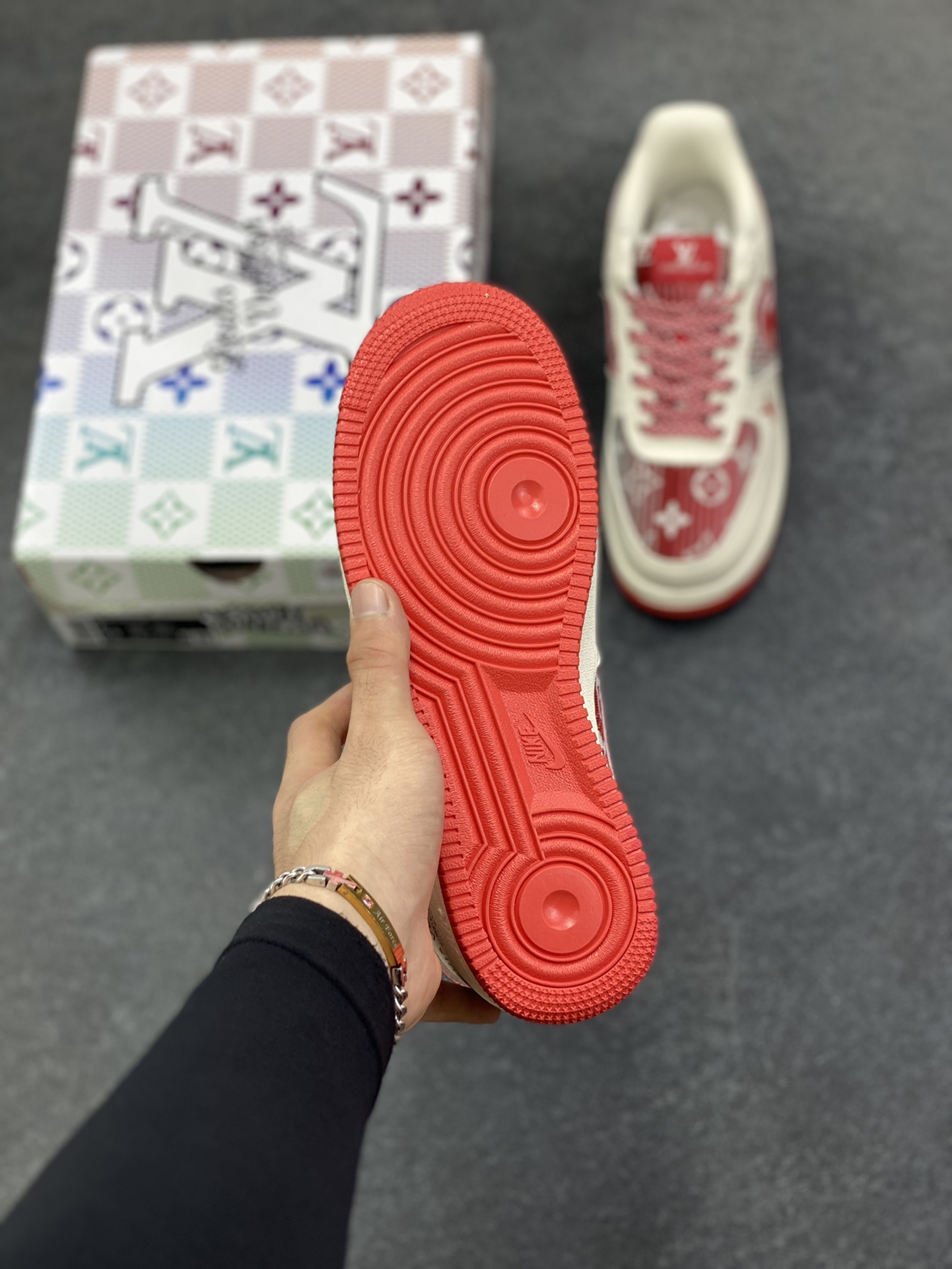 图片[5]-高端定制Nike Air Force 1 \’07 Low “路易威登LV联名— 白红帆布印花” 高端定制 低帮休闲板鞋 定制鞋盒 大厂纯原品质出货 超高清洁度 皮料切割干净无任何毛边 细节完美 货号：XL1979-109 尺码：36 36.5 37.5 38 38.5 39 40 40.5 41 42 42.5 43 44 44.5 45-选品中心