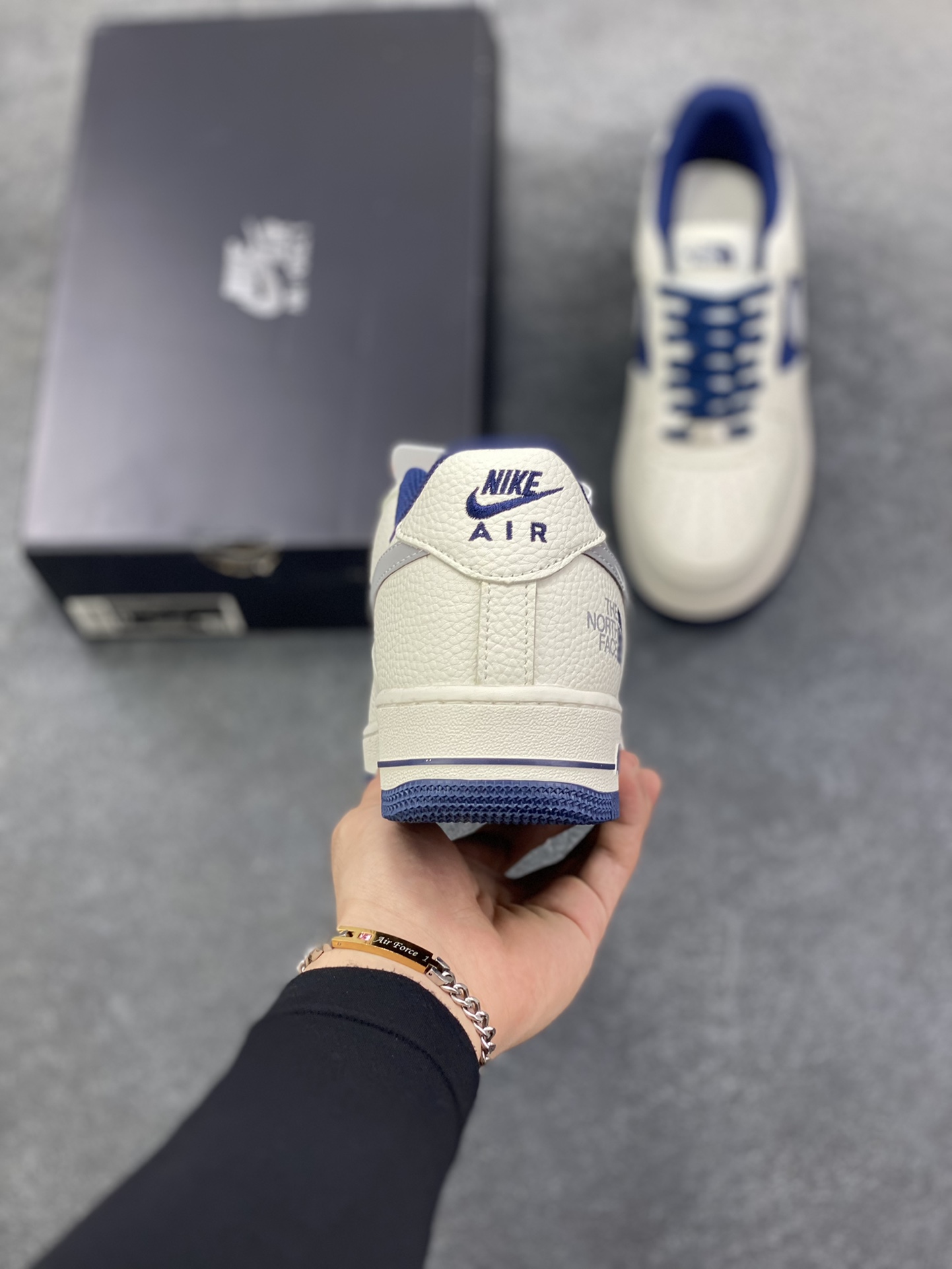 图片[4]-Nike Air Force 1 Low 空军一号低帮百搭休闲运动板鞋。柔软、弹性十足的缓震性能和出色的中底设计，横跨复古与现代的外型结合，造就出风靡全球三十多年的Force 1，直到今天还深受青睐。 货号：DM6688-001 尺码：36 36.5 37.5 38 38.5 39 40 40.5 41 42 42.5 43 44 44.5 45-选品中心