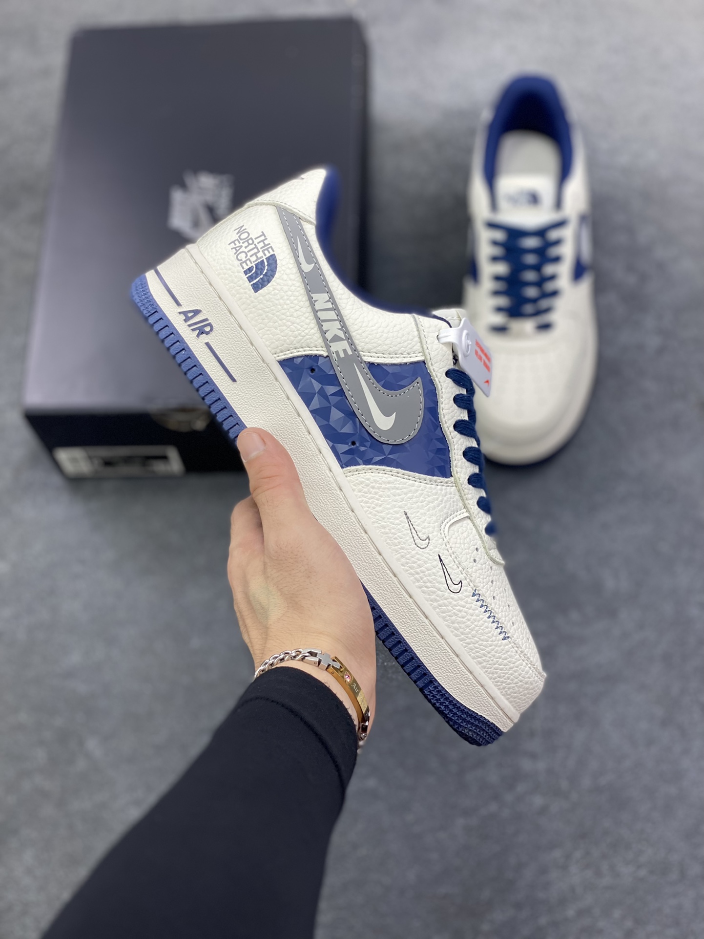 Nike Air Force 1 Low 空军一号低帮百搭休闲运动板鞋。柔软、弹性十足的缓震性能和出色的中底设计，横跨复古与现代的外型结合，造就出风靡全球三十多年的Force 1，直到今天还深受青睐。 货号：DM6688-001 尺码：36 36.5 37.5 38 38.5 39 40 40.5 41 42 42.5 43 44 44.5 45-选品中心