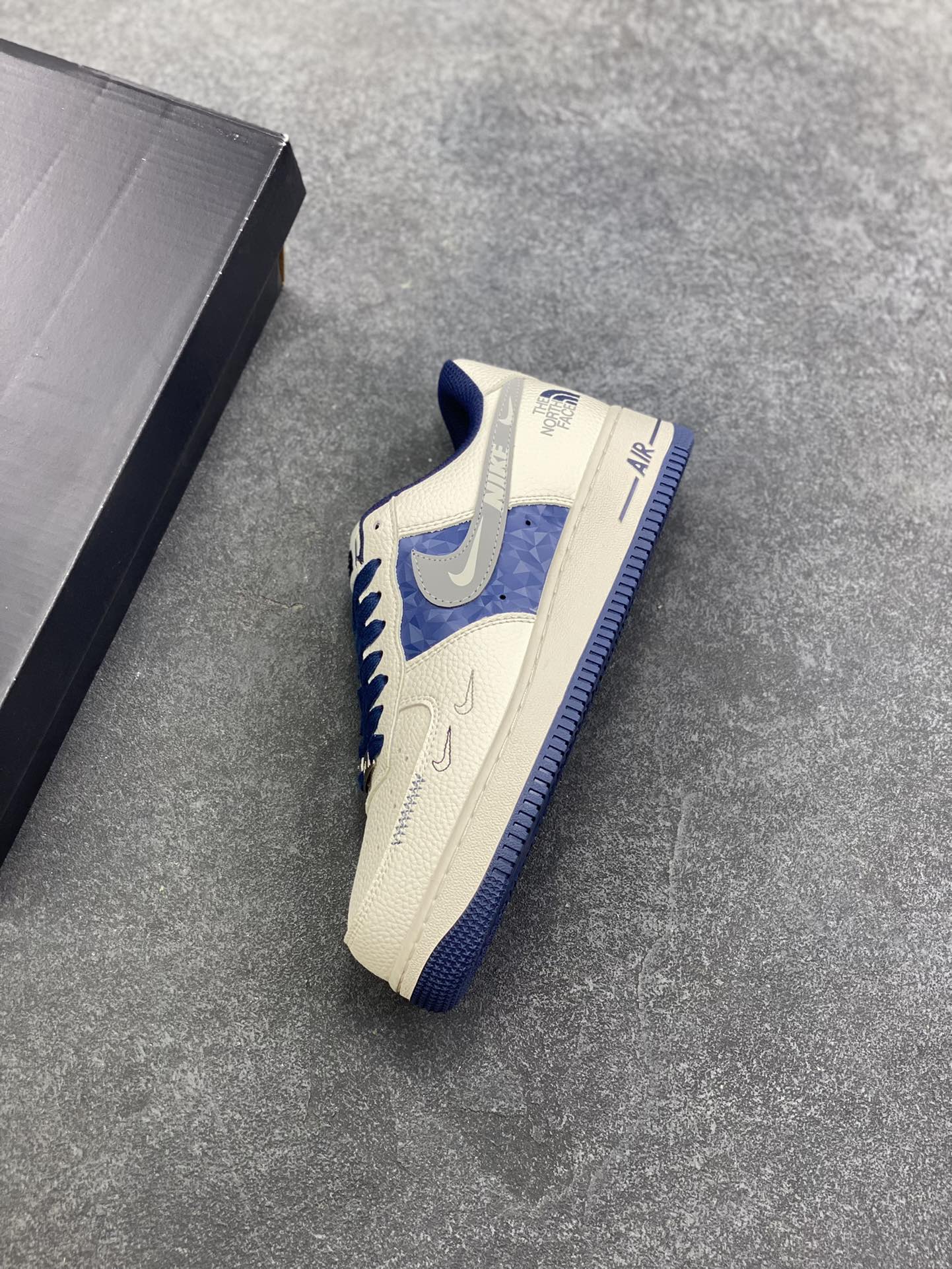 图片[7]-Nike Air Force 1 Low 空军一号低帮百搭休闲运动板鞋。柔软、弹性十足的缓震性能和出色的中底设计，横跨复古与现代的外型结合，造就出风靡全球三十多年的Force 1，直到今天还深受青睐。 货号：DM6688-001 尺码：36 36.5 37.5 38 38.5 39 40 40.5 41 42 42.5 43 44 44.5 45-选品中心
