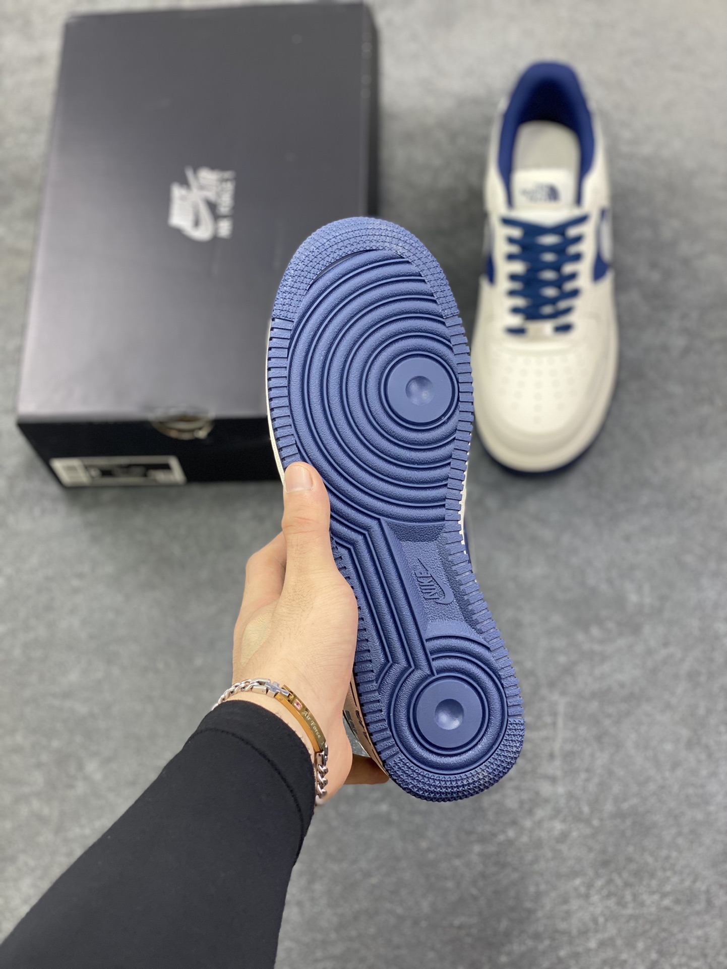图片[5]-Nike Air Force 1 Low 空军一号低帮百搭休闲运动板鞋。柔软、弹性十足的缓震性能和出色的中底设计，横跨复古与现代的外型结合，造就出风靡全球三十多年的Force 1，直到今天还深受青睐。 货号：DM6688-001 尺码：36 36.5 37.5 38 38.5 39 40 40.5 41 42 42.5 43 44 44.5 45-选品中心