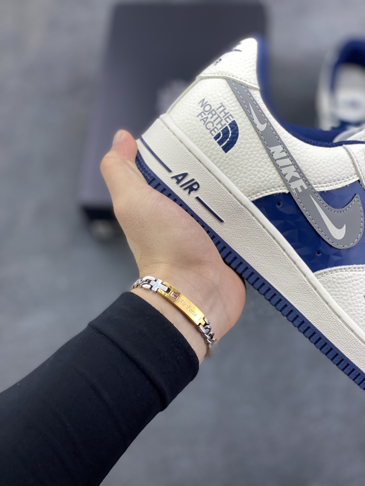 图片[6]-Nike Air Force 1 Low 空军一号低帮百搭休闲运动板鞋。柔软、弹性十足的缓震性能和出色的中底设计，横跨复古与现代的外型结合，造就出风靡全球三十多年的Force 1，直到今天还深受青睐。 货号：DM6688-001 尺码：36 36.5 37.5 38 38.5 39 40 40.5 41 42 42.5 43 44 44.5 45-选品中心