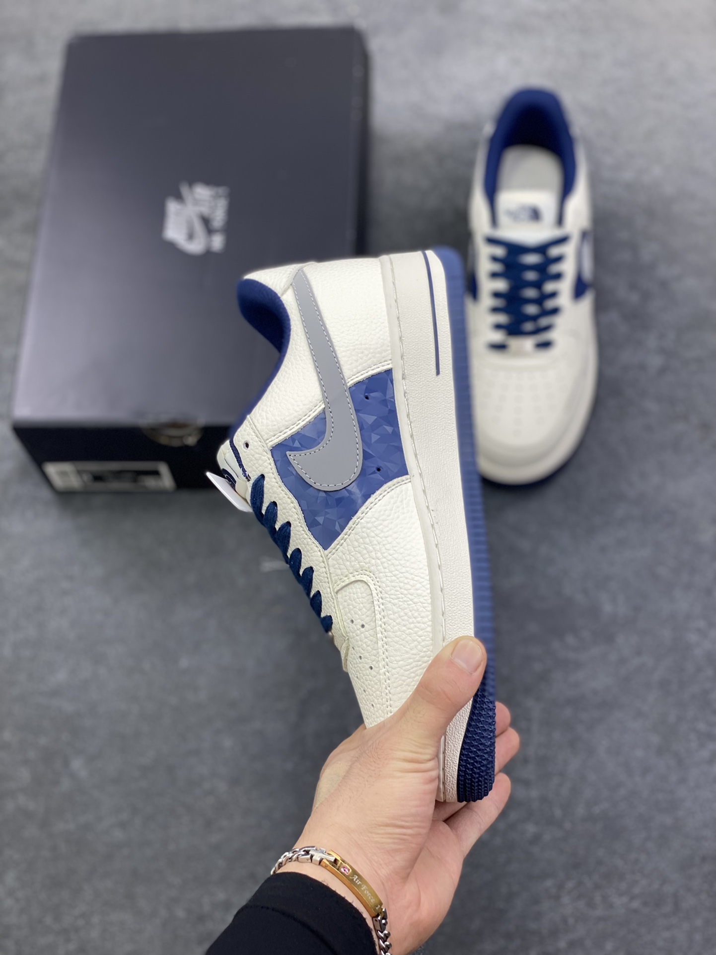 图片[3]-Nike Air Force 1 Low 空军一号低帮百搭休闲运动板鞋。柔软、弹性十足的缓震性能和出色的中底设计，横跨复古与现代的外型结合，造就出风靡全球三十多年的Force 1，直到今天还深受青睐。 货号：DM6688-001 尺码：36 36.5 37.5 38 38.5 39 40 40.5 41 42 42.5 43 44 44.5 45-选品中心