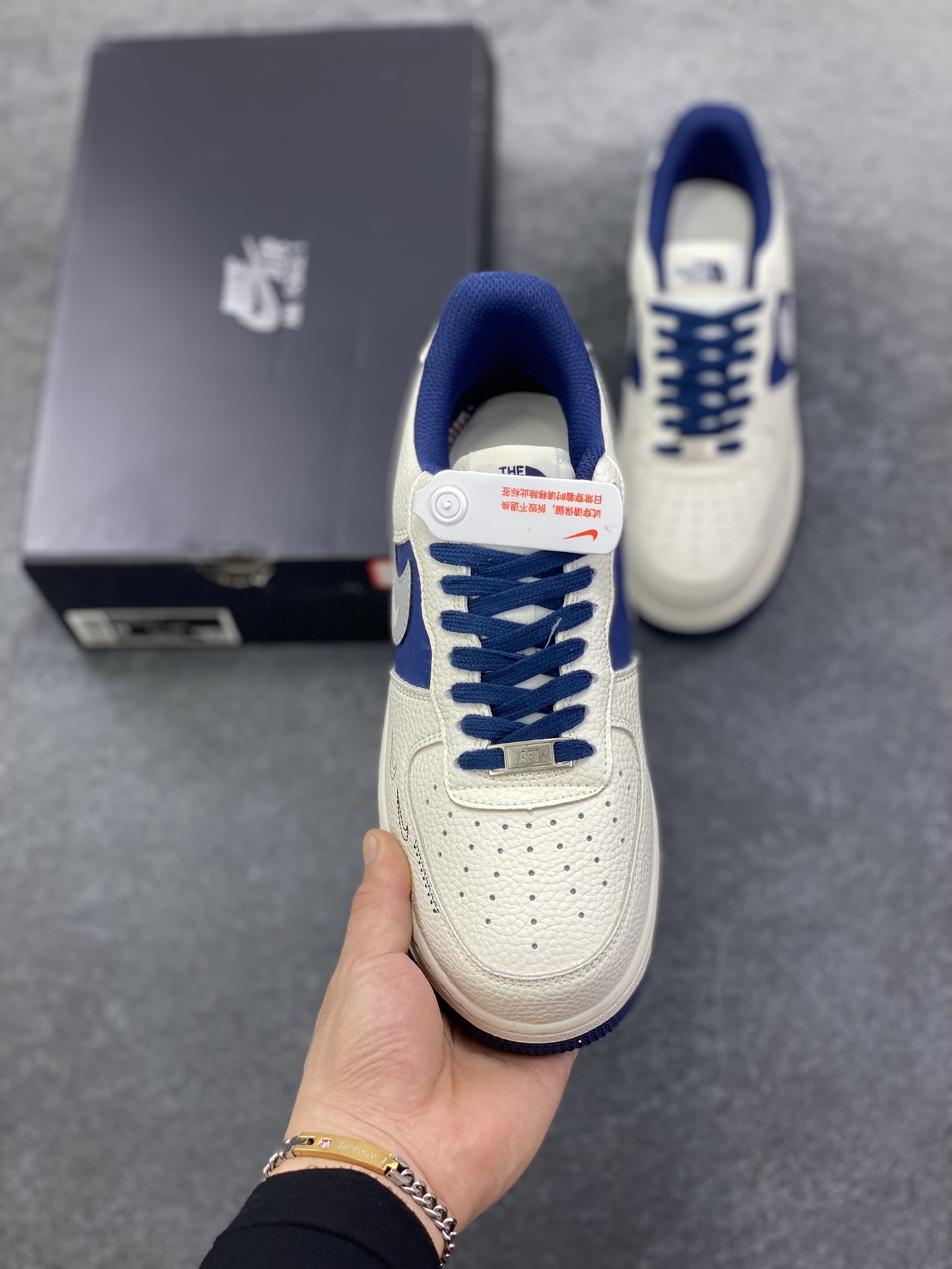 图片[2]-Nike Air Force 1 Low 空军一号低帮百搭休闲运动板鞋。柔软、弹性十足的缓震性能和出色的中底设计，横跨复古与现代的外型结合，造就出风靡全球三十多年的Force 1，直到今天还深受青睐。 货号：DM6688-001 尺码：36 36.5 37.5 38 38.5 39 40 40.5 41 42 42.5 43 44 44.5 45-选品中心