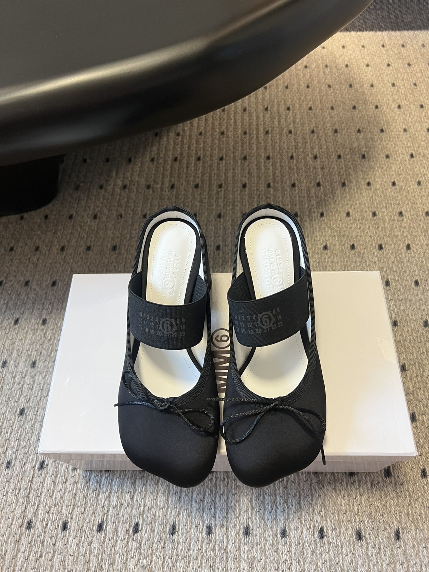 NO:489034,Top version Maison Margiela* 25AW ballet shoes The toe adopts a classic apple toe design, with a retro and playful shape and is childlike. There is an elastic webbing on the instep, which is not only convenient to put on and take off, but also fits the foot shape and makes the legs look longer. You can choose slim jeans and paired with apple toe high heels to make the legs straighter and show a casual and casual style. You can also try to match wide-leg jeans, with the trouser legs to the ankle, revealing the toe and heels, creating a lazy and fashionable feeling. Upper cowhide/cloth inner cowhide, outsole leather outsole Size35-40 (40 custom-made, non-return and exchange), semi-torque, high heels, jeans, cowhide, Leather soles19860909顶级版本 Maison Margiela* 25AW 芭蕾舞鞋 鞋头采用经典的苹果头设计,造型复古俏皮,富有童趣.脚背处设有弹力织带,不仅方便穿脱,还能贴合脚型,显腿长. 可以选择修身的牛仔裤,搭配苹果头高跟鞋,让腿部线条更加笔直,展现随性休闲的风格.也可以尝试用阔腿牛仔裤搭配,裤脚到踝部,露出鞋头和鞋跟,营造出慵懒的时尚感. 鞋面牛皮/布面 内里牛皮 大底真皮大底 Size35-40（40定制不退换）,半拖,high heels,jeans,cowhide,Leather soles,Women's Shoes