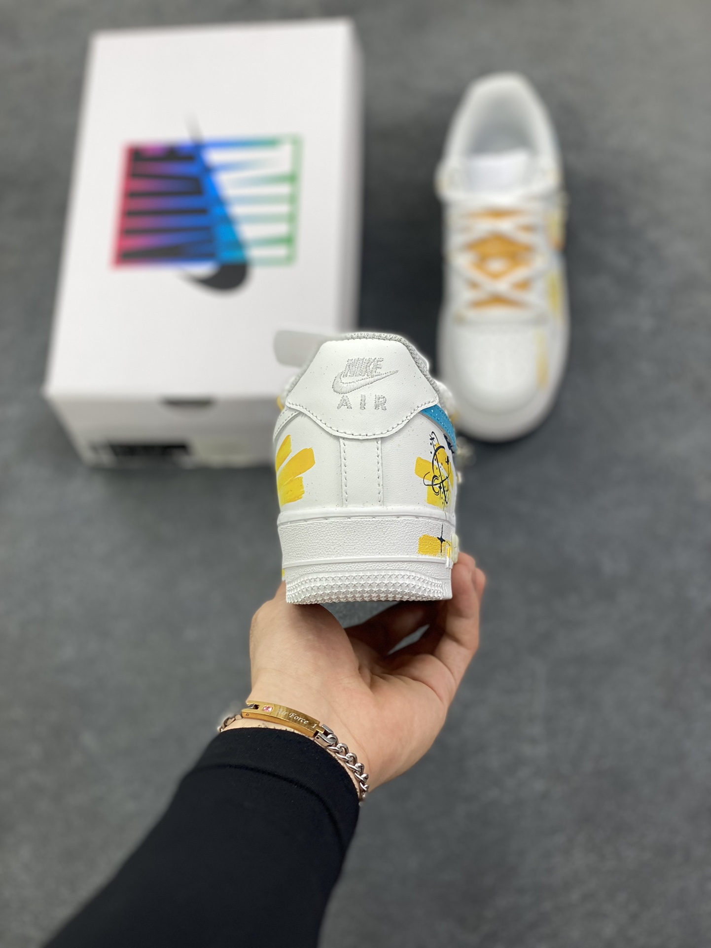 图片[4]-Nike Air Force 1\’07 Low \”Leo\” 手绘涂鸦十二星座系列 狮子座 空军一号低帮休闲板鞋  #以狮子座为灵感核心。鞋身通过创意手绘，以牛皮革为载体，手绘涂鸦尽显个性，将狮子座元素巧妙融入，黄蓝等色彩交织如星芒闪耀。它不仅延续了 Air Force 1 舒适百搭的特质，更借由星座创意，为休闲穿搭注入独特的“狮子座”能量，成为彰显自我、兼具潮流与个性的吸睛单品 货号：星座723-822  尺码：36 36.5 37.5 38 38.5 39 40 40.5 41 42 42.5 43 44 44.5 45-选品中心