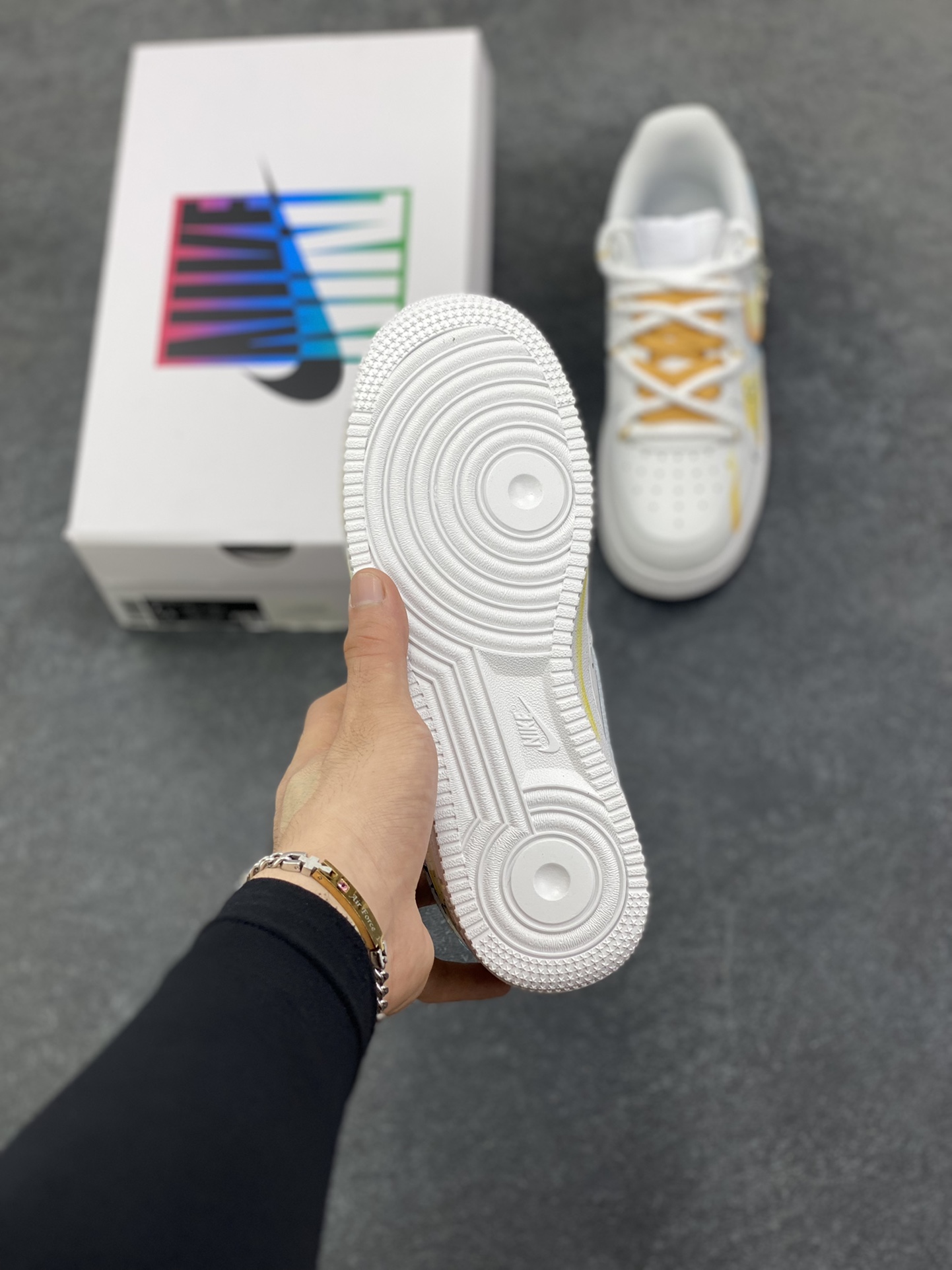 图片[5]-Nike Air Force 1\’07 Low \”Leo\” 手绘涂鸦十二星座系列 狮子座 空军一号低帮休闲板鞋  #以狮子座为灵感核心。鞋身通过创意手绘，以牛皮革为载体，手绘涂鸦尽显个性，将狮子座元素巧妙融入，黄蓝等色彩交织如星芒闪耀。它不仅延续了 Air Force 1 舒适百搭的特质，更借由星座创意，为休闲穿搭注入独特的“狮子座”能量，成为彰显自我、兼具潮流与个性的吸睛单品 货号：星座723-822  尺码：36 36.5 37.5 38 38.5 39 40 40.5 41 42 42.5 43 44 44.5 45-选品中心