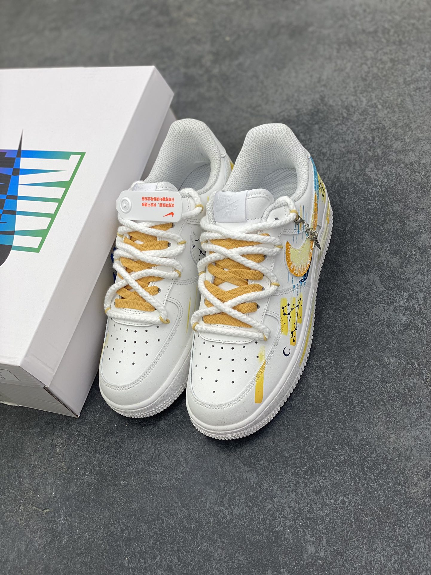 图片[8]-Nike Air Force 1\’07 Low \”Leo\” 手绘涂鸦十二星座系列 狮子座 空军一号低帮休闲板鞋  #以狮子座为灵感核心。鞋身通过创意手绘，以牛皮革为载体，手绘涂鸦尽显个性，将狮子座元素巧妙融入，黄蓝等色彩交织如星芒闪耀。它不仅延续了 Air Force 1 舒适百搭的特质，更借由星座创意，为休闲穿搭注入独特的“狮子座”能量，成为彰显自我、兼具潮流与个性的吸睛单品 货号：星座723-822  尺码：36 36.5 37.5 38 38.5 39 40 40.5 41 42 42.5 43 44 44.5 45-选品中心
