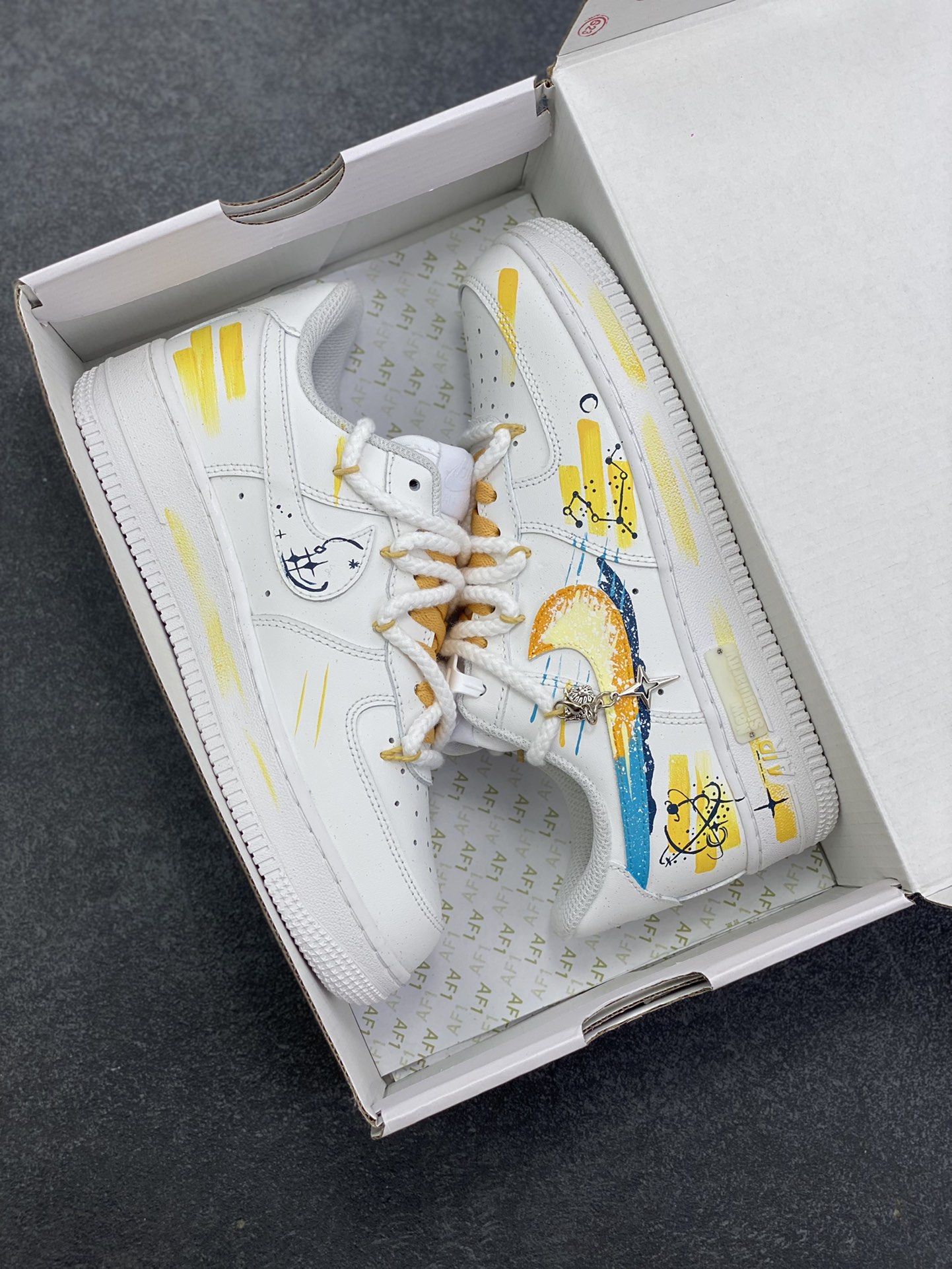 图片[9]-Nike Air Force 1\’07 Low \”Leo\” 手绘涂鸦十二星座系列 狮子座 空军一号低帮休闲板鞋  #以狮子座为灵感核心。鞋身通过创意手绘，以牛皮革为载体，手绘涂鸦尽显个性，将狮子座元素巧妙融入，黄蓝等色彩交织如星芒闪耀。它不仅延续了 Air Force 1 舒适百搭的特质，更借由星座创意，为休闲穿搭注入独特的“狮子座”能量，成为彰显自我、兼具潮流与个性的吸睛单品 货号：星座723-822  尺码：36 36.5 37.5 38 38.5 39 40 40.5 41 42 42.5 43 44 44.5 45-选品中心