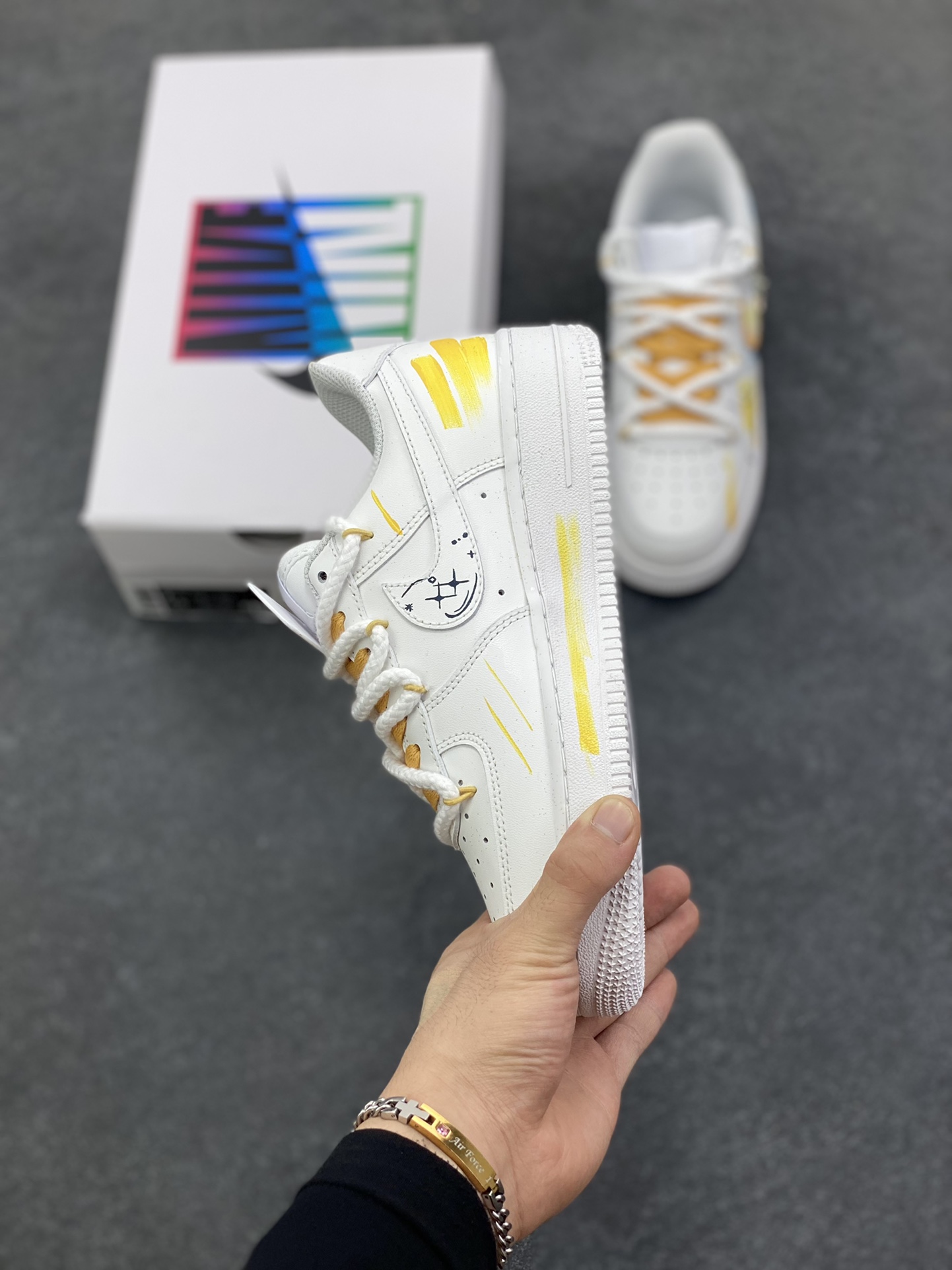图片[3]-Nike Air Force 1\’07 Low \”Leo\” 手绘涂鸦十二星座系列 狮子座 空军一号低帮休闲板鞋  #以狮子座为灵感核心。鞋身通过创意手绘，以牛皮革为载体，手绘涂鸦尽显个性，将狮子座元素巧妙融入，黄蓝等色彩交织如星芒闪耀。它不仅延续了 Air Force 1 舒适百搭的特质，更借由星座创意，为休闲穿搭注入独特的“狮子座”能量，成为彰显自我、兼具潮流与个性的吸睛单品 货号：星座723-822  尺码：36 36.5 37.5 38 38.5 39 40 40.5 41 42 42.5 43 44 44.5 45-选品中心