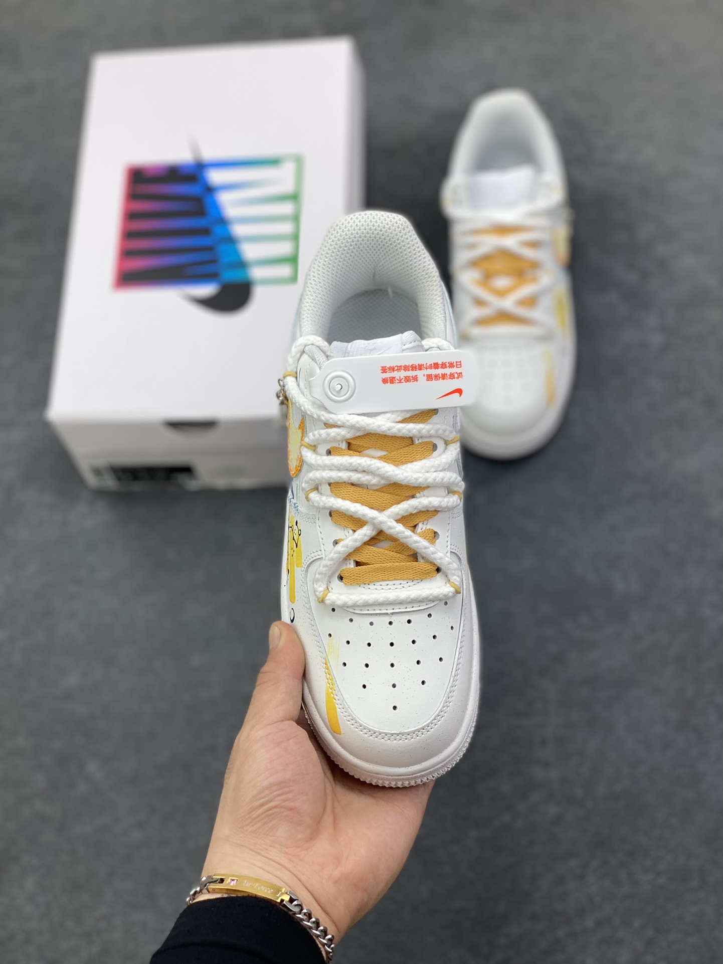 图片[2]-Nike Air Force 1\’07 Low \”Leo\” 手绘涂鸦十二星座系列 狮子座 空军一号低帮休闲板鞋  #以狮子座为灵感核心。鞋身通过创意手绘，以牛皮革为载体，手绘涂鸦尽显个性，将狮子座元素巧妙融入，黄蓝等色彩交织如星芒闪耀。它不仅延续了 Air Force 1 舒适百搭的特质，更借由星座创意，为休闲穿搭注入独特的“狮子座”能量，成为彰显自我、兼具潮流与个性的吸睛单品 货号：星座723-822  尺码：36 36.5 37.5 38 38.5 39 40 40.5 41 42 42.5 43 44 44.5 45-选品中心