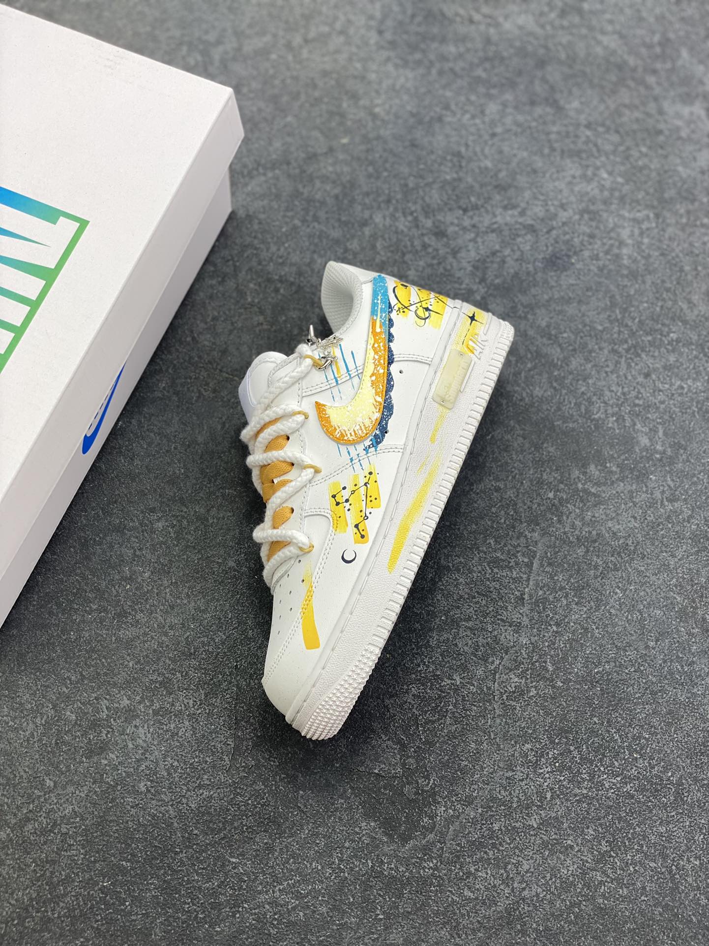 图片[7]-Nike Air Force 1\’07 Low \”Leo\” 手绘涂鸦十二星座系列 狮子座 空军一号低帮休闲板鞋  #以狮子座为灵感核心。鞋身通过创意手绘，以牛皮革为载体，手绘涂鸦尽显个性，将狮子座元素巧妙融入，黄蓝等色彩交织如星芒闪耀。它不仅延续了 Air Force 1 舒适百搭的特质，更借由星座创意，为休闲穿搭注入独特的“狮子座”能量，成为彰显自我、兼具潮流与个性的吸睛单品 货号：星座723-822  尺码：36 36.5 37.5 38 38.5 39 40 40.5 41 42 42.5 43 44 44.5 45-选品中心