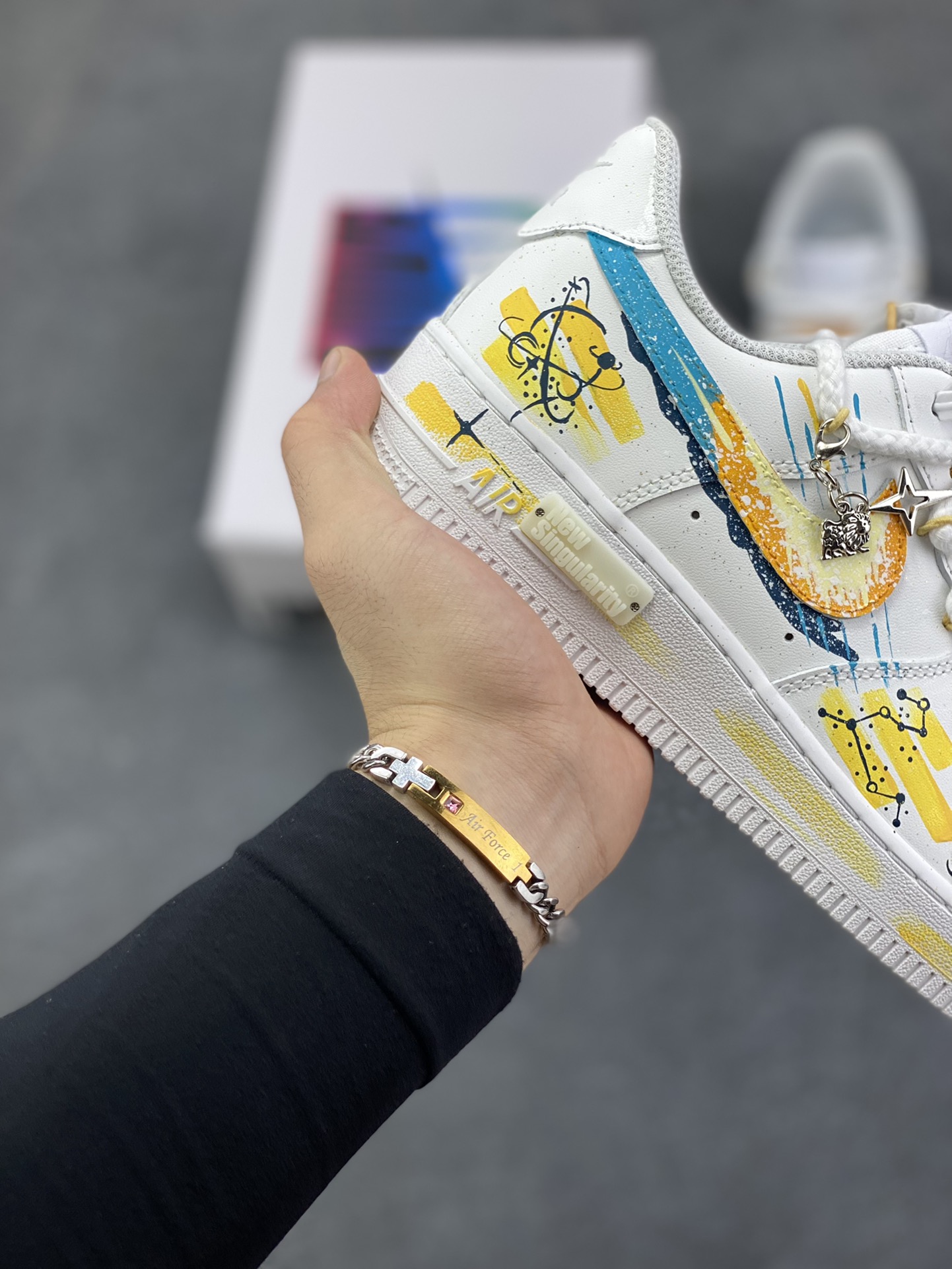 图片[6]-Nike Air Force 1\’07 Low \”Leo\” 手绘涂鸦十二星座系列 狮子座 空军一号低帮休闲板鞋  #以狮子座为灵感核心。鞋身通过创意手绘，以牛皮革为载体，手绘涂鸦尽显个性，将狮子座元素巧妙融入，黄蓝等色彩交织如星芒闪耀。它不仅延续了 Air Force 1 舒适百搭的特质，更借由星座创意，为休闲穿搭注入独特的“狮子座”能量，成为彰显自我、兼具潮流与个性的吸睛单品 货号：星座723-822  尺码：36 36.5 37.5 38 38.5 39 40 40.5 41 42 42.5 43 44 44.5 45-选品中心