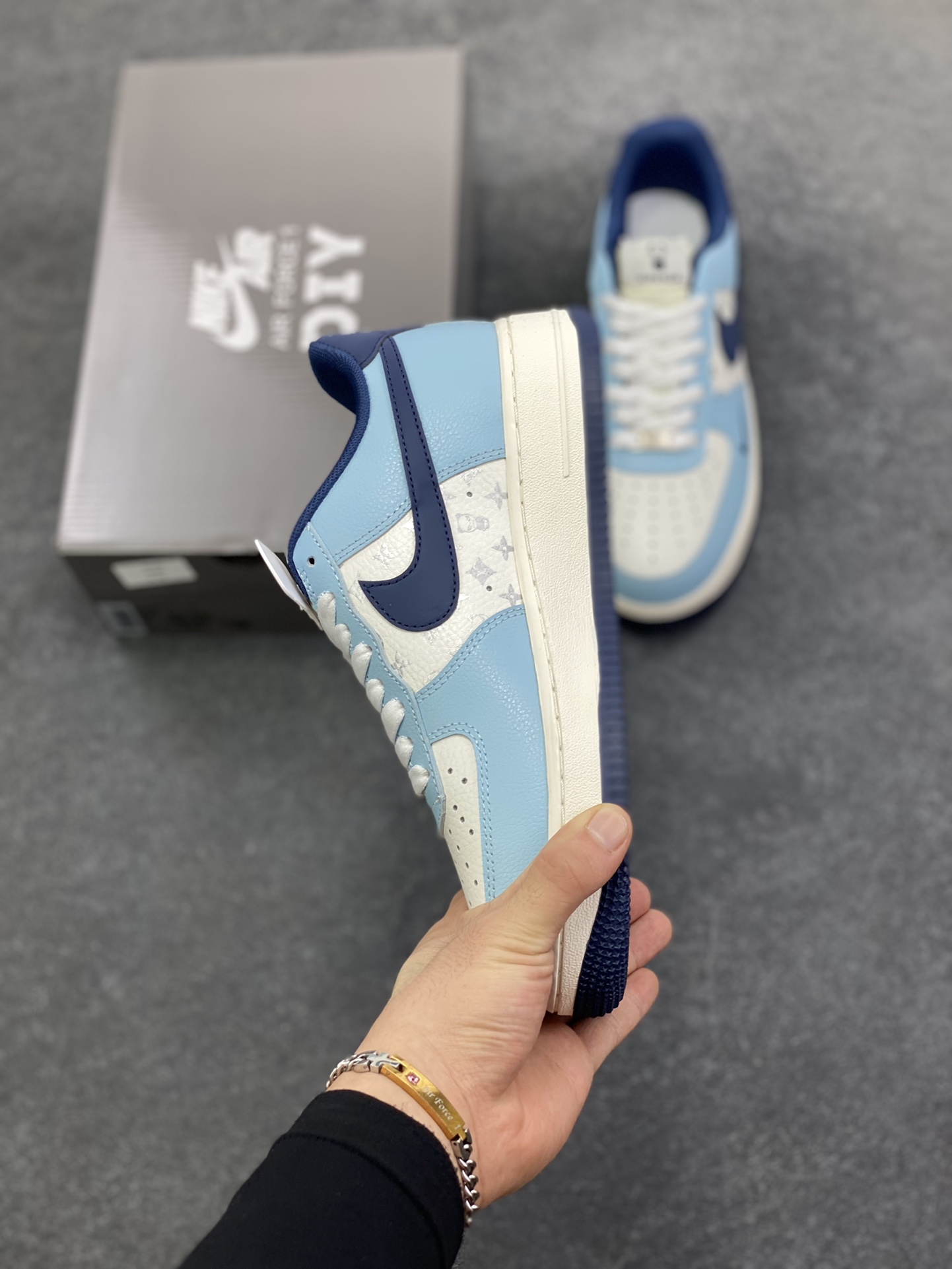 图片[3]-NIke Air Force 1 \’07 Low “暴力熊联名–白黑印花”空军一号 低帮 运动鞋 休闲鞋 折边针车 工艺难度大 原楦头原纸板 原装鞋盒 定制五金配件 内置全掌气垫 原厂鞋底 货号：AM1588-010 尺码：36 36.5 37.5 38 38.5 39 40 40.5 41 42 42.5 43 44 44.5 45-选品中心