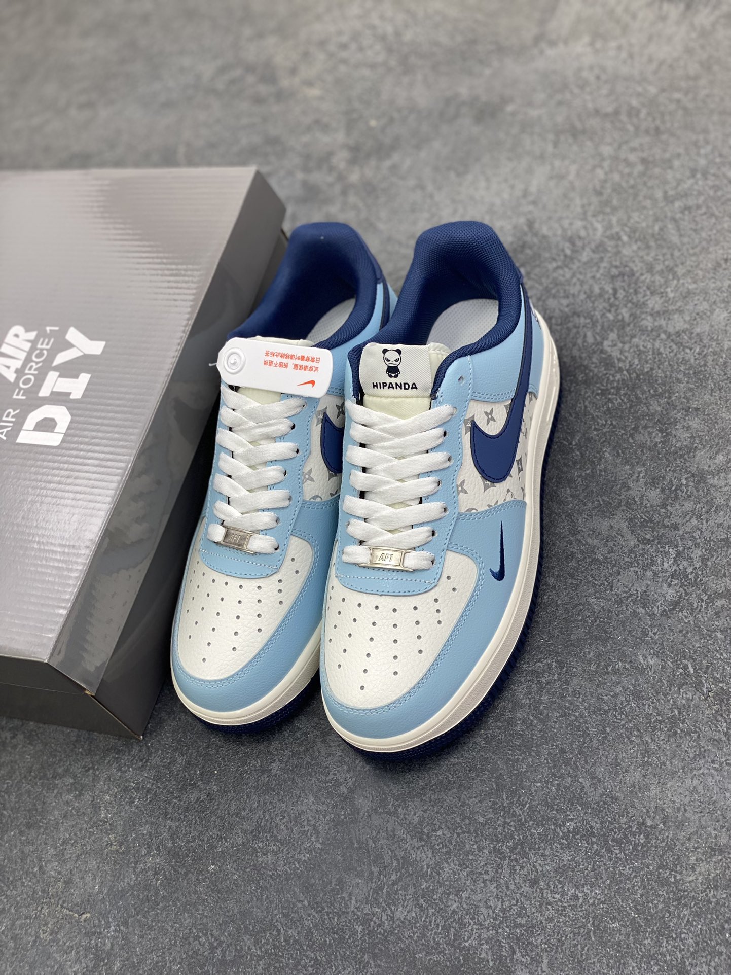 图片[8]-NIke Air Force 1 \’07 Low “暴力熊联名–白黑印花”空军一号 低帮 运动鞋 休闲鞋 折边针车 工艺难度大 原楦头原纸板 原装鞋盒 定制五金配件 内置全掌气垫 原厂鞋底 货号：AM1588-010 尺码：36 36.5 37.5 38 38.5 39 40 40.5 41 42 42.5 43 44 44.5 45-选品中心