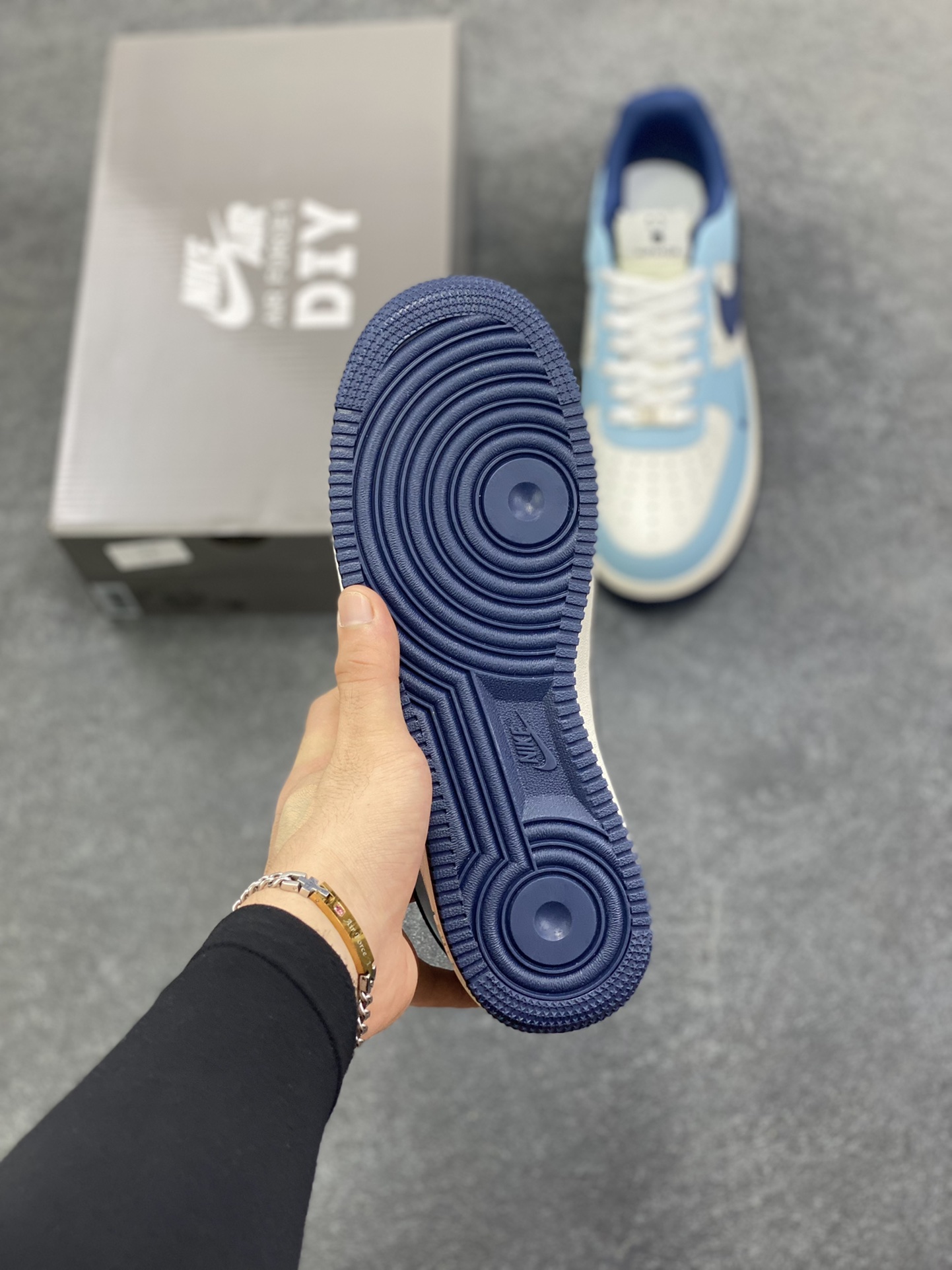 图片[5]-NIke Air Force 1 \’07 Low “暴力熊联名–白黑印花”空军一号 低帮 运动鞋 休闲鞋 折边针车 工艺难度大 原楦头原纸板 原装鞋盒 定制五金配件 内置全掌气垫 原厂鞋底 货号：AM1588-010 尺码：36 36.5 37.5 38 38.5 39 40 40.5 41 42 42.5 43 44 44.5 45-选品中心