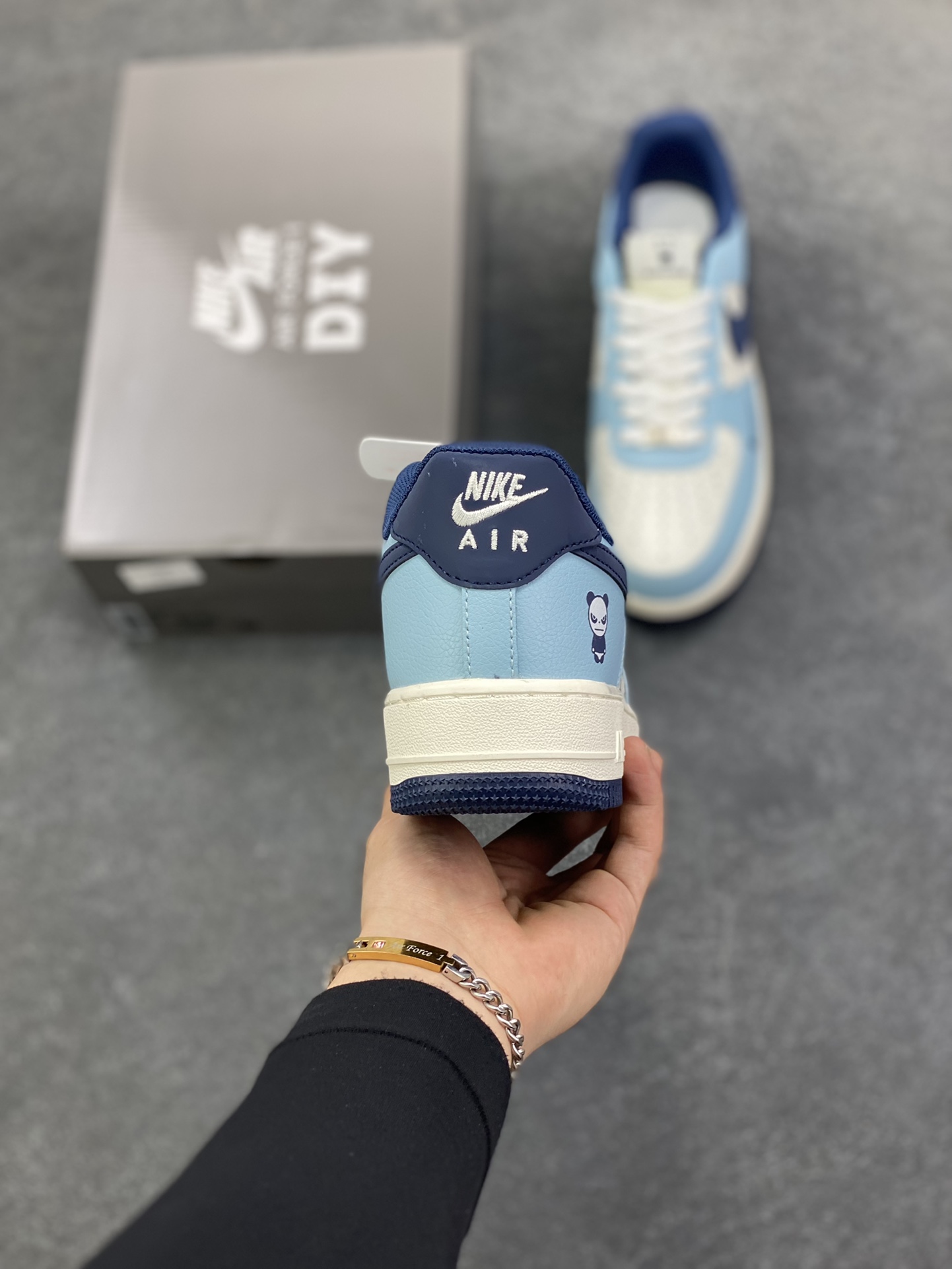图片[4]-NIke Air Force 1 \’07 Low “暴力熊联名–白黑印花”空军一号 低帮 运动鞋 休闲鞋 折边针车 工艺难度大 原楦头原纸板 原装鞋盒 定制五金配件 内置全掌气垫 原厂鞋底 货号：AM1588-010 尺码：36 36.5 37.5 38 38.5 39 40 40.5 41 42 42.5 43 44 44.5 45-选品中心