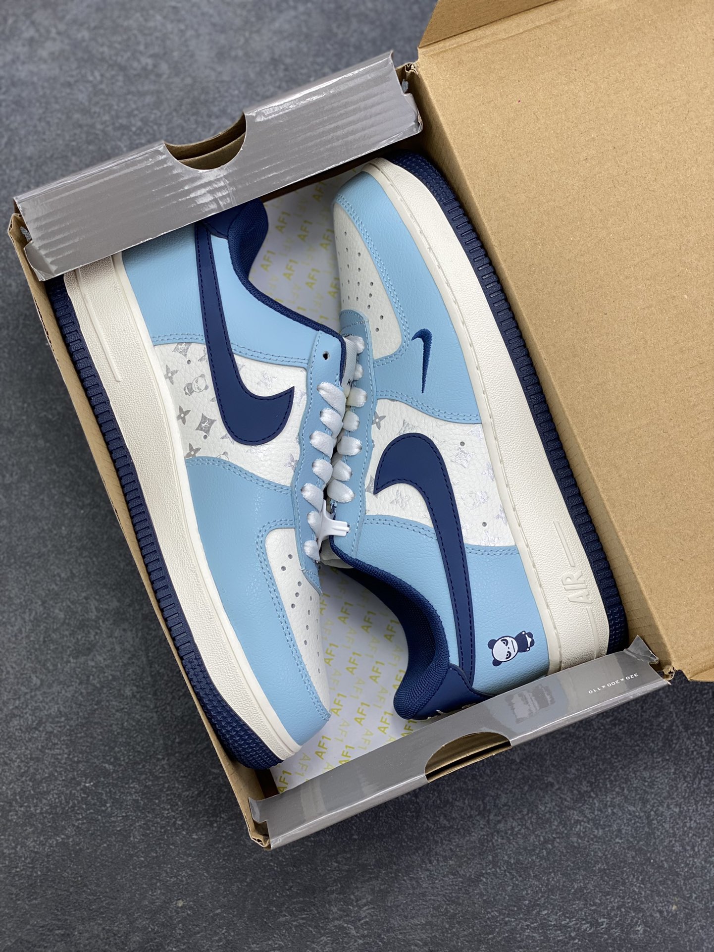 图片[9]-NIke Air Force 1 \’07 Low “暴力熊联名–白黑印花”空军一号 低帮 运动鞋 休闲鞋 折边针车 工艺难度大 原楦头原纸板 原装鞋盒 定制五金配件 内置全掌气垫 原厂鞋底 货号：AM1588-010 尺码：36 36.5 37.5 38 38.5 39 40 40.5 41 42 42.5 43 44 44.5 45-选品中心