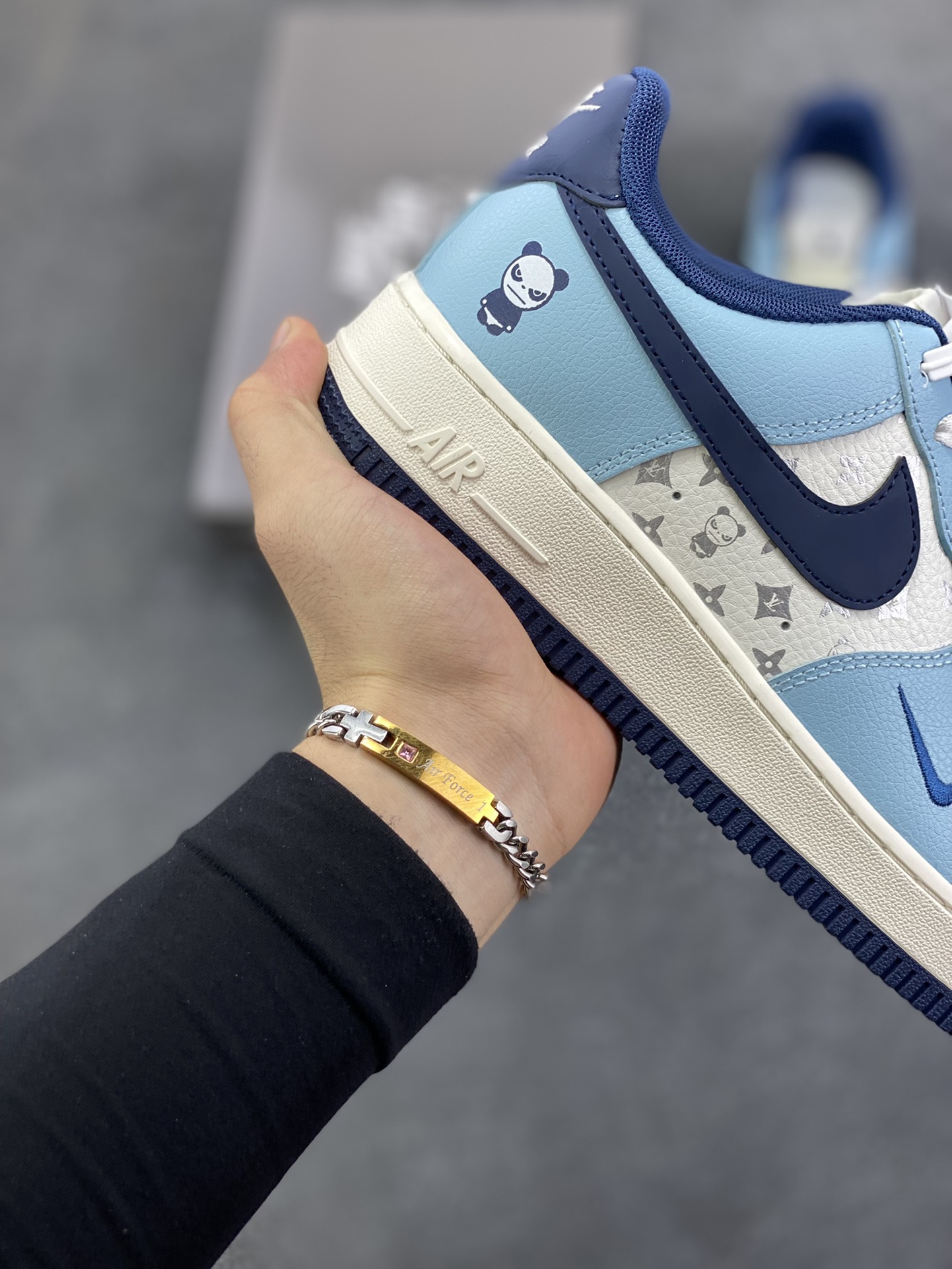 图片[6]-NIke Air Force 1 \’07 Low “暴力熊联名–白黑印花”空军一号 低帮 运动鞋 休闲鞋 折边针车 工艺难度大 原楦头原纸板 原装鞋盒 定制五金配件 内置全掌气垫 原厂鞋底 货号：AM1588-010 尺码：36 36.5 37.5 38 38.5 39 40 40.5 41 42 42.5 43 44 44.5 45-选品中心