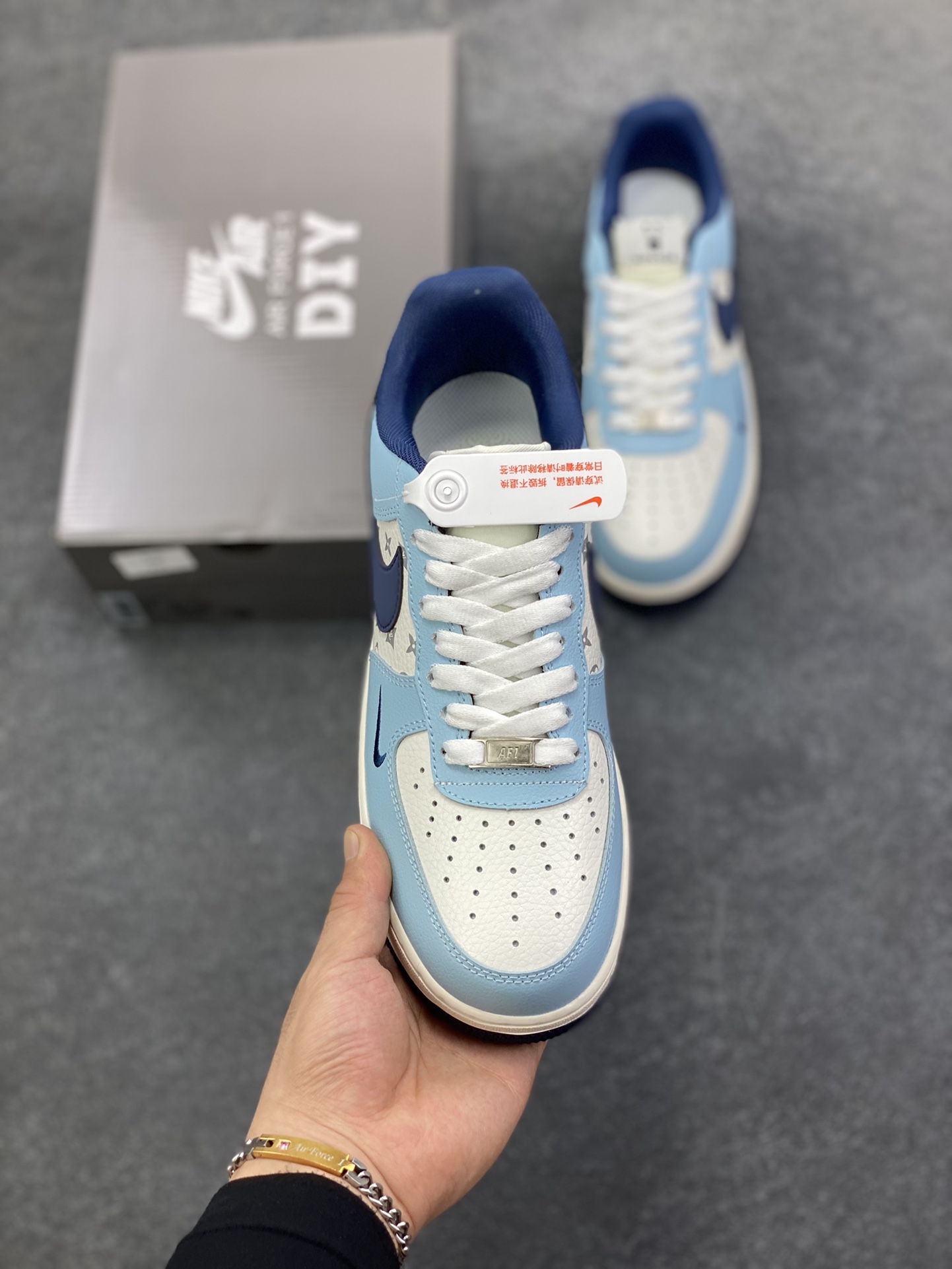 图片[2]-NIke Air Force 1 \’07 Low “暴力熊联名–白黑印花”空军一号 低帮 运动鞋 休闲鞋 折边针车 工艺难度大 原楦头原纸板 原装鞋盒 定制五金配件 内置全掌气垫 原厂鞋底 货号：AM1588-010 尺码：36 36.5 37.5 38 38.5 39 40 40.5 41 42 42.5 43 44 44.5 45-选品中心