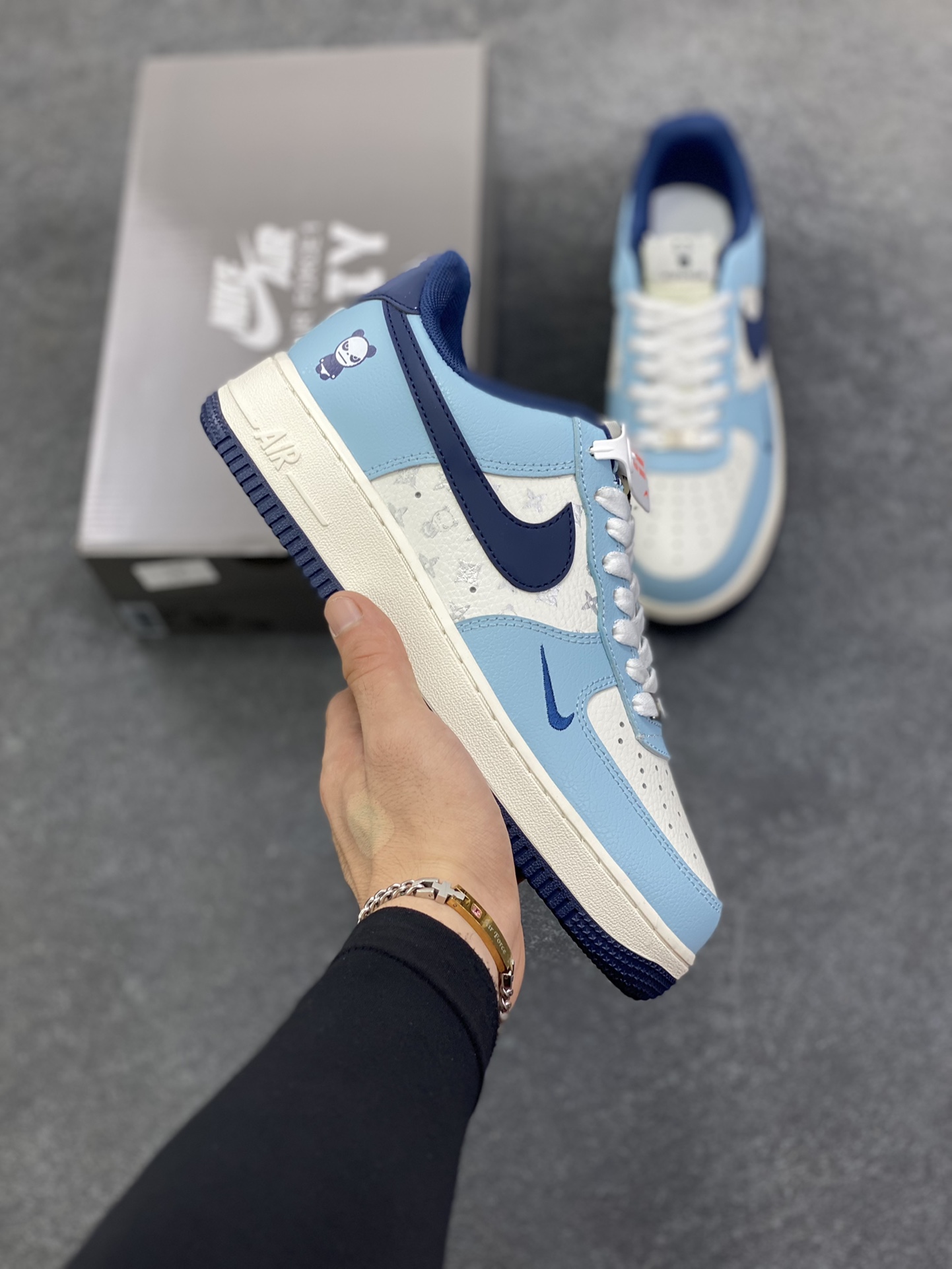NIke Air Force 1 \'07 Low “暴力熊联名--白黑印花”空军一号 低帮 运动鞋 休闲鞋 折边针车 工艺难度大 原楦头原纸板 原装鞋盒 定制五金配件 内置全掌气垫 原厂鞋底 货号：AM1588-010 尺码：36 36.5 37.5 38 38.5 39 40 40.5 41 42 42.5 43 44 44.5 45-选品中心
