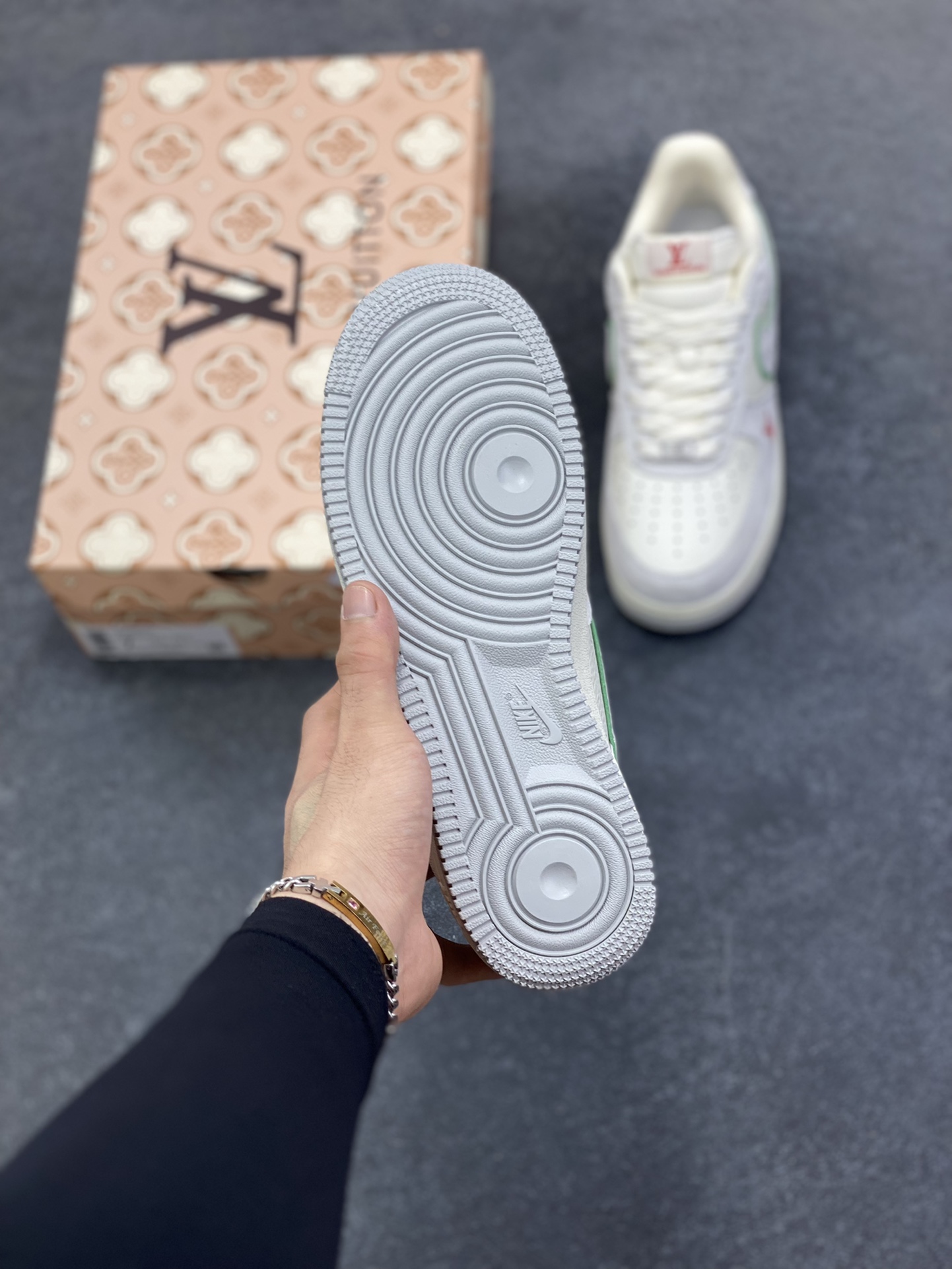 图片[5]-NIke Air Force 1 \’07 Low LV联名–白灰红空军一号低帮 运动鞋 休闲鞋 折边针车 工艺难度大 原楦头原纸板 高端定制鞋盒 原厂鞋底 超高清洁度 细节完美 货号：YF9511-802 尺码：36 36.5 37.5 38 38.5 39 40 40.5 41 42 42.5 43 44 44.5 45-选品中心