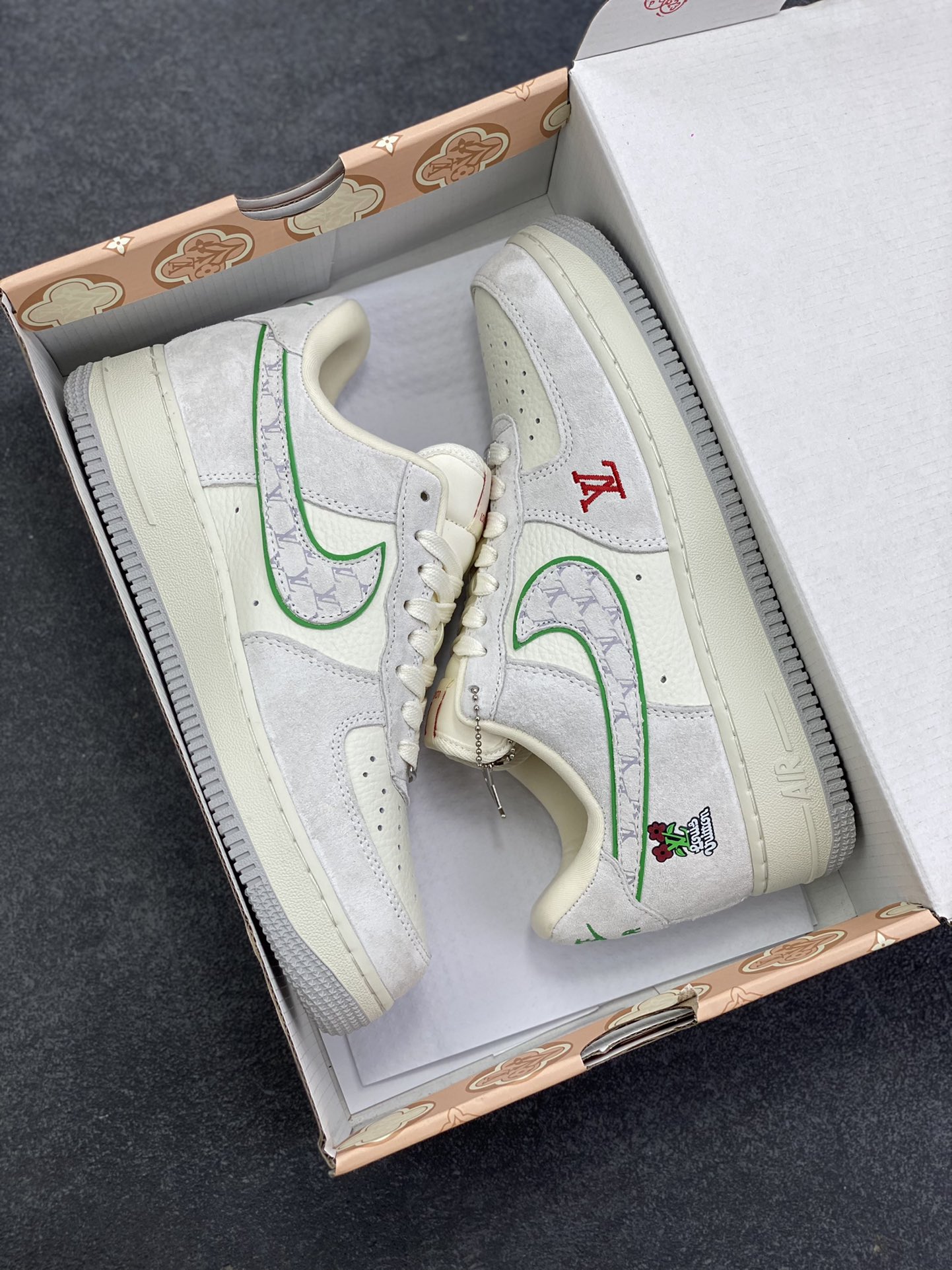 图片[9]-NIke Air Force 1 \’07 Low LV联名–白灰红空军一号低帮 运动鞋 休闲鞋 折边针车 工艺难度大 原楦头原纸板 高端定制鞋盒 原厂鞋底 超高清洁度 细节完美 货号：YF9511-802 尺码：36 36.5 37.5 38 38.5 39 40 40.5 41 42 42.5 43 44 44.5 45-选品中心