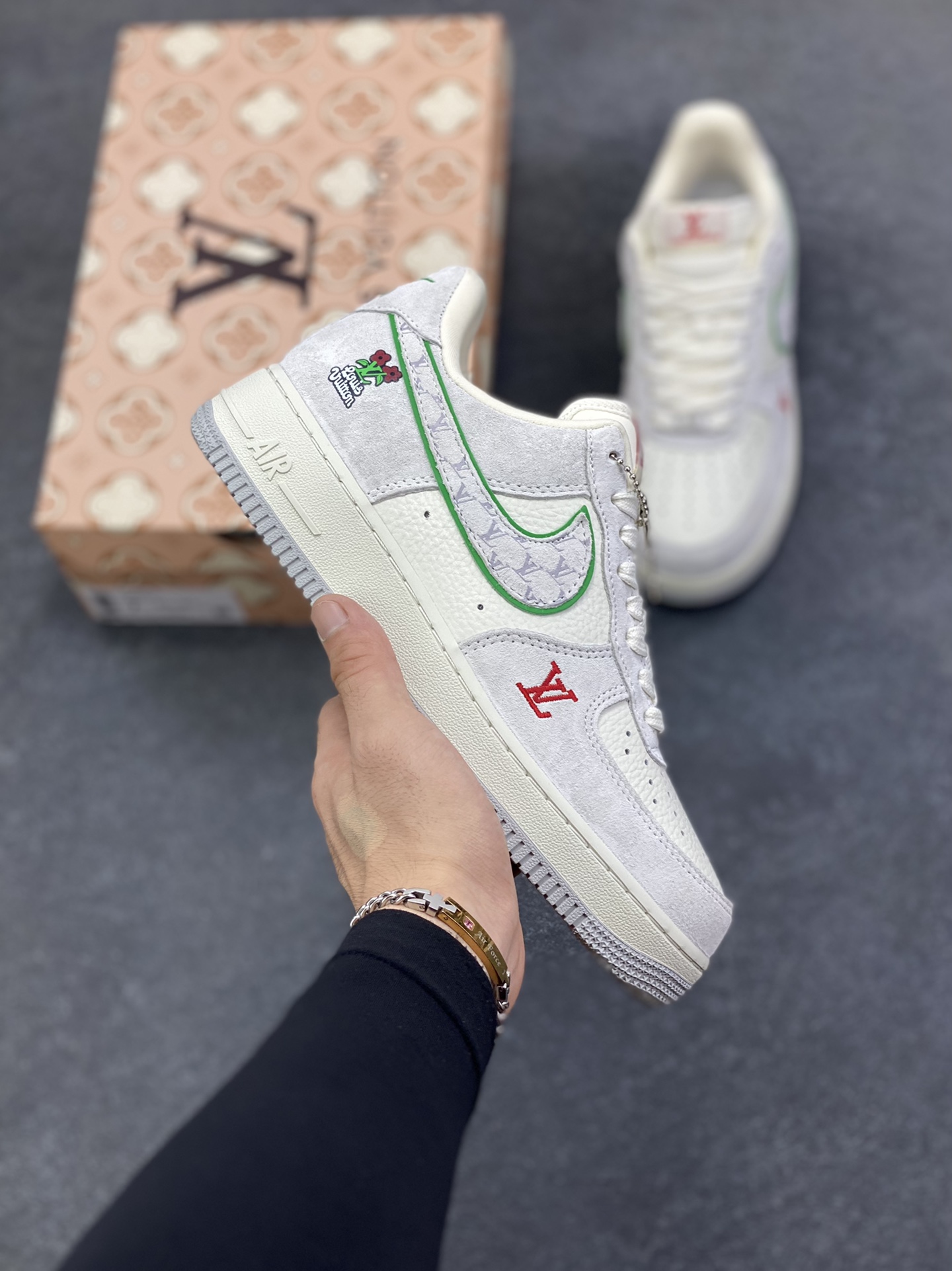 NIke Air Force 1 \'07 Low LV联名--白灰红空军一号低帮 运动鞋 休闲鞋 折边针车 工艺难度大 原楦头原纸板 高端定制鞋盒 原厂鞋底 超高清洁度 细节完美 货号：YF9511-802 尺码：36 36.5 37.5 38 38.5 39 40 40.5 41 42 42.5 43 44 44.5 45-选品中心