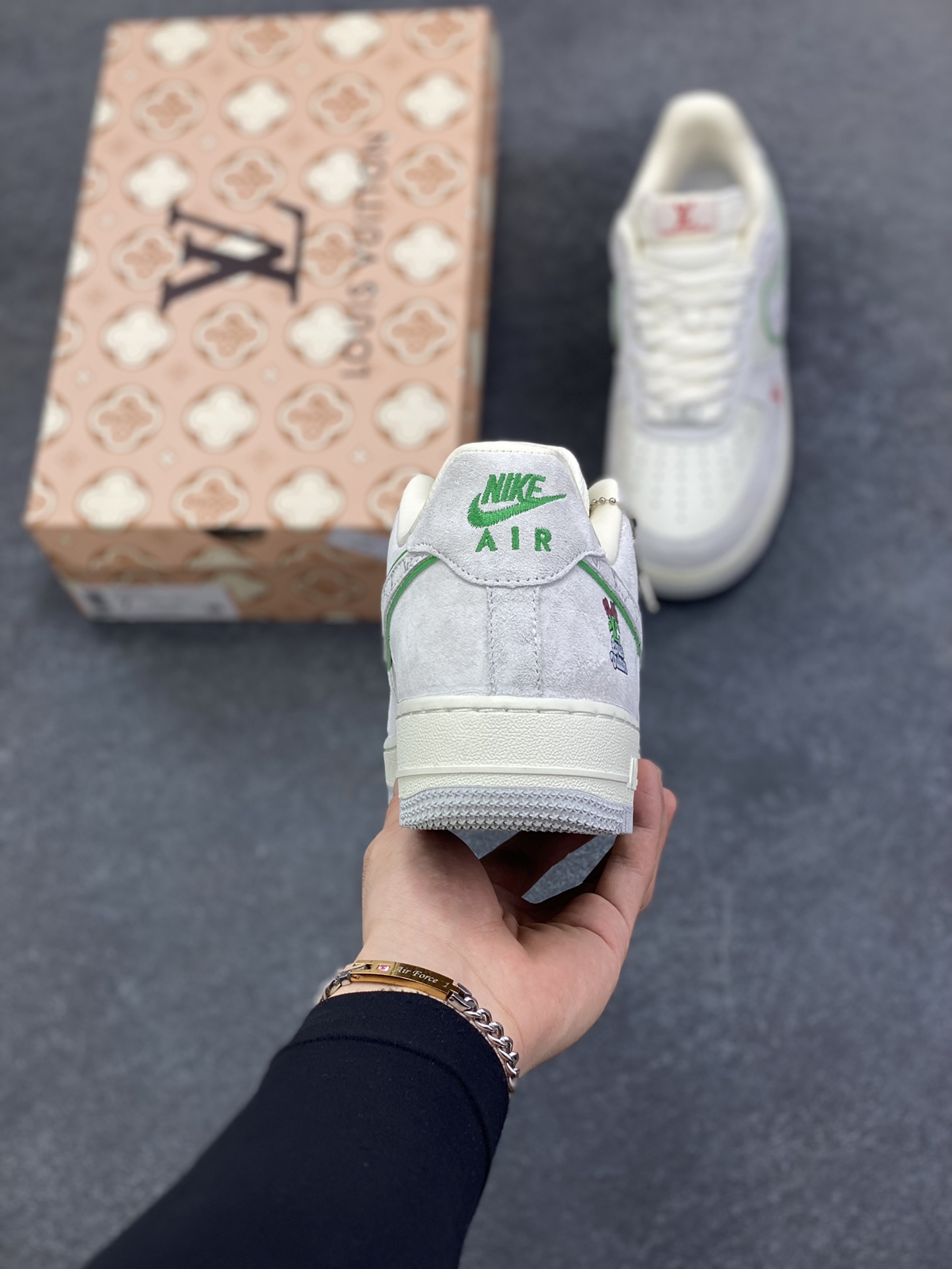 图片[4]-NIke Air Force 1 \’07 Low LV联名–白灰红空军一号低帮 运动鞋 休闲鞋 折边针车 工艺难度大 原楦头原纸板 高端定制鞋盒 原厂鞋底 超高清洁度 细节完美 货号：YF9511-802 尺码：36 36.5 37.5 38 38.5 39 40 40.5 41 42 42.5 43 44 44.5 45-选品中心