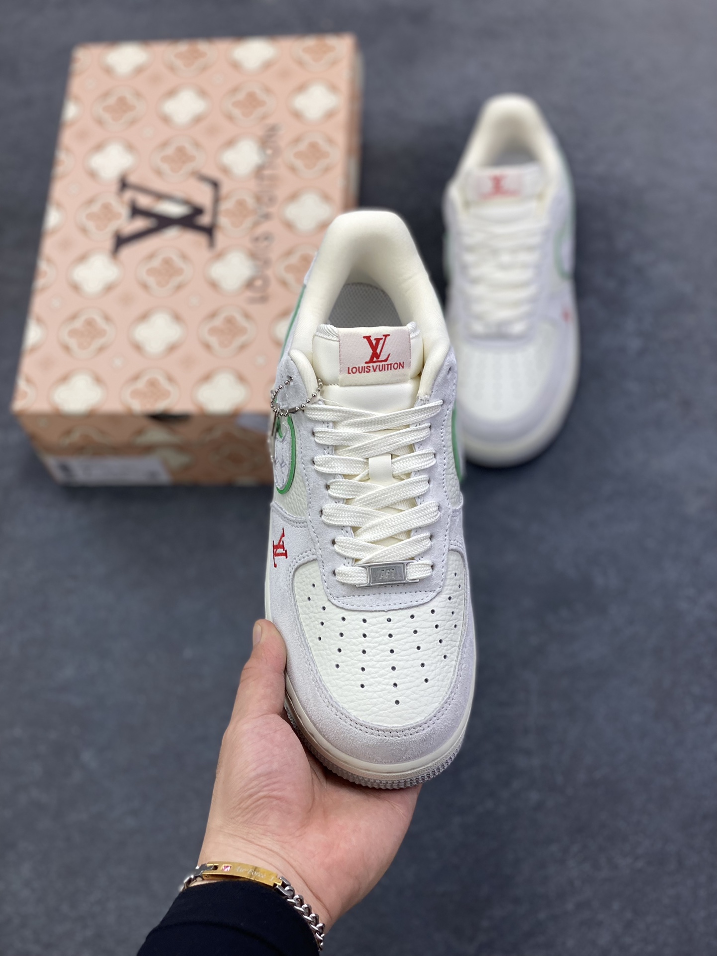 图片[2]-NIke Air Force 1 \’07 Low LV联名–白灰红空军一号低帮 运动鞋 休闲鞋 折边针车 工艺难度大 原楦头原纸板 高端定制鞋盒 原厂鞋底 超高清洁度 细节完美 货号：YF9511-802 尺码：36 36.5 37.5 38 38.5 39 40 40.5 41 42 42.5 43 44 44.5 45-选品中心