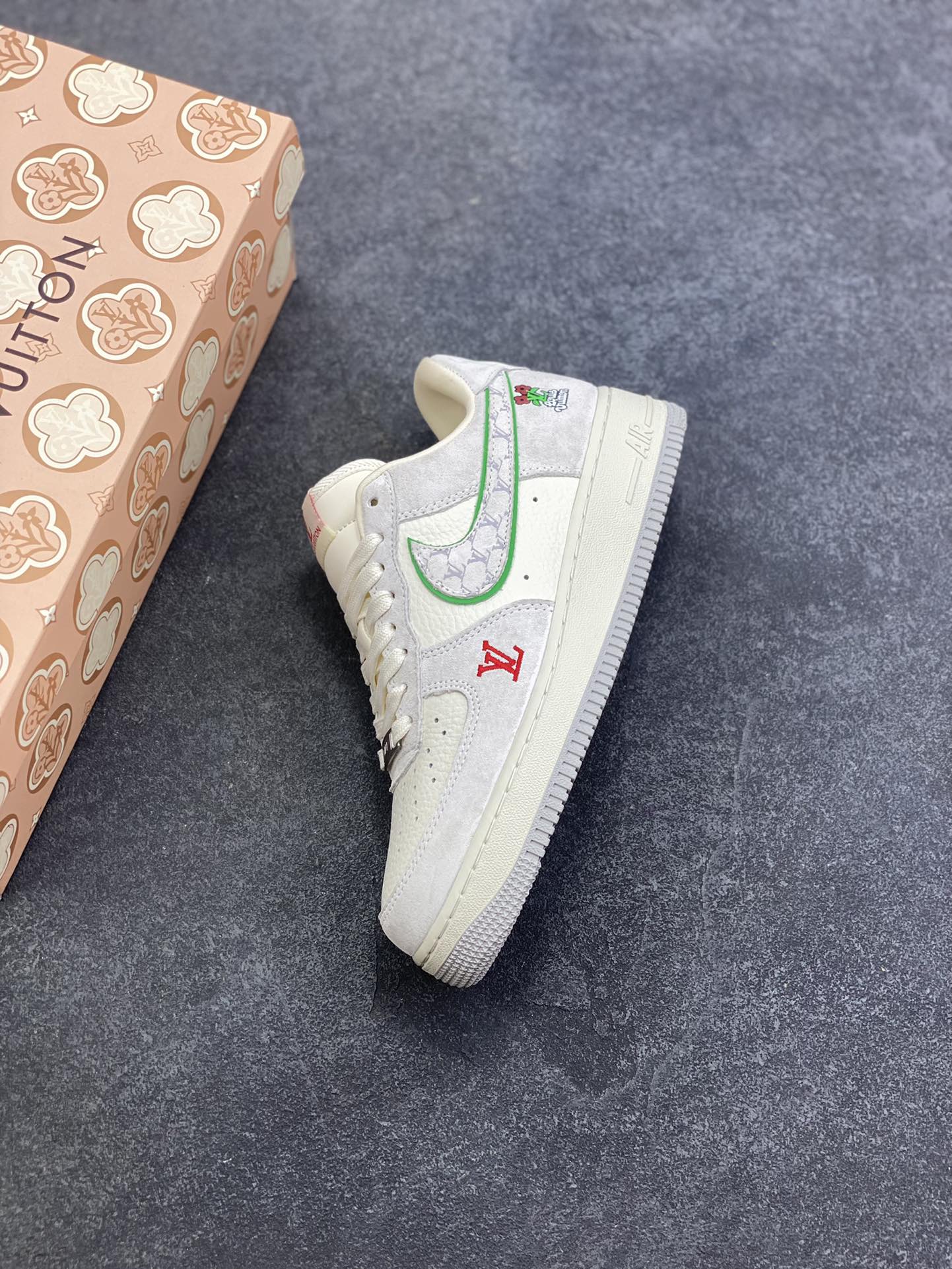 图片[7]-NIke Air Force 1 \’07 Low LV联名–白灰红空军一号低帮 运动鞋 休闲鞋 折边针车 工艺难度大 原楦头原纸板 高端定制鞋盒 原厂鞋底 超高清洁度 细节完美 货号：YF9511-802 尺码：36 36.5 37.5 38 38.5 39 40 40.5 41 42 42.5 43 44 44.5 45-选品中心