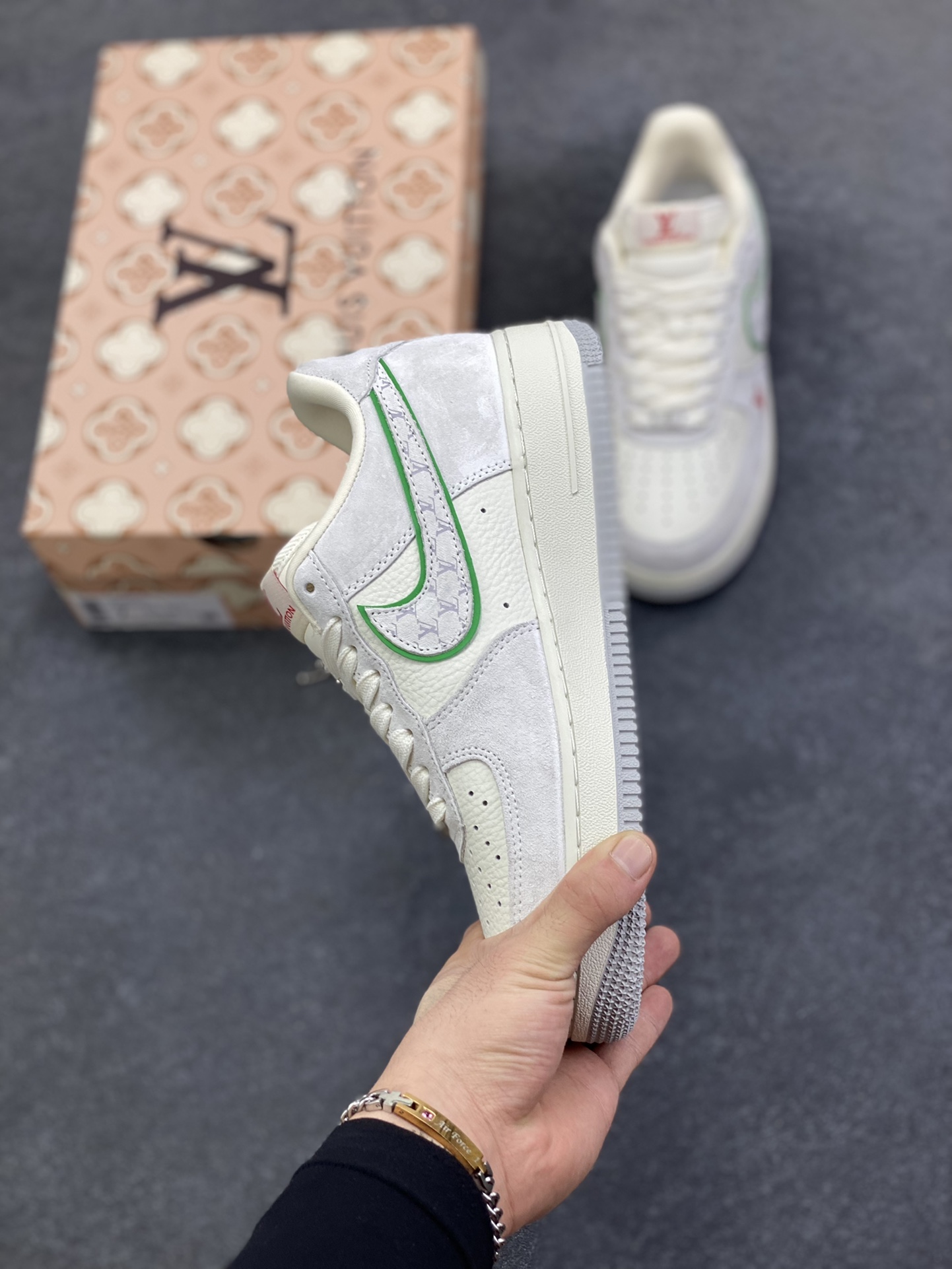 图片[3]-NIke Air Force 1 \’07 Low LV联名–白灰红空军一号低帮 运动鞋 休闲鞋 折边针车 工艺难度大 原楦头原纸板 高端定制鞋盒 原厂鞋底 超高清洁度 细节完美 货号：YF9511-802 尺码：36 36.5 37.5 38 38.5 39 40 40.5 41 42 42.5 43 44 44.5 45-选品中心