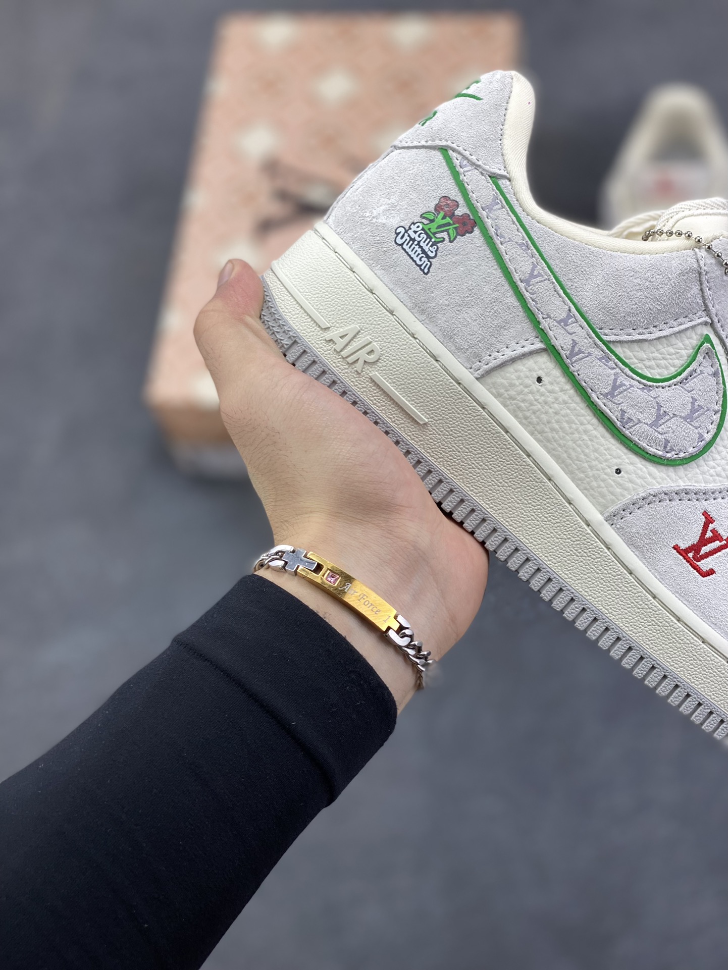 图片[6]-NIke Air Force 1 \’07 Low LV联名–白灰红空军一号低帮 运动鞋 休闲鞋 折边针车 工艺难度大 原楦头原纸板 高端定制鞋盒 原厂鞋底 超高清洁度 细节完美 货号：YF9511-802 尺码：36 36.5 37.5 38 38.5 39 40 40.5 41 42 42.5 43 44 44.5 45-选品中心