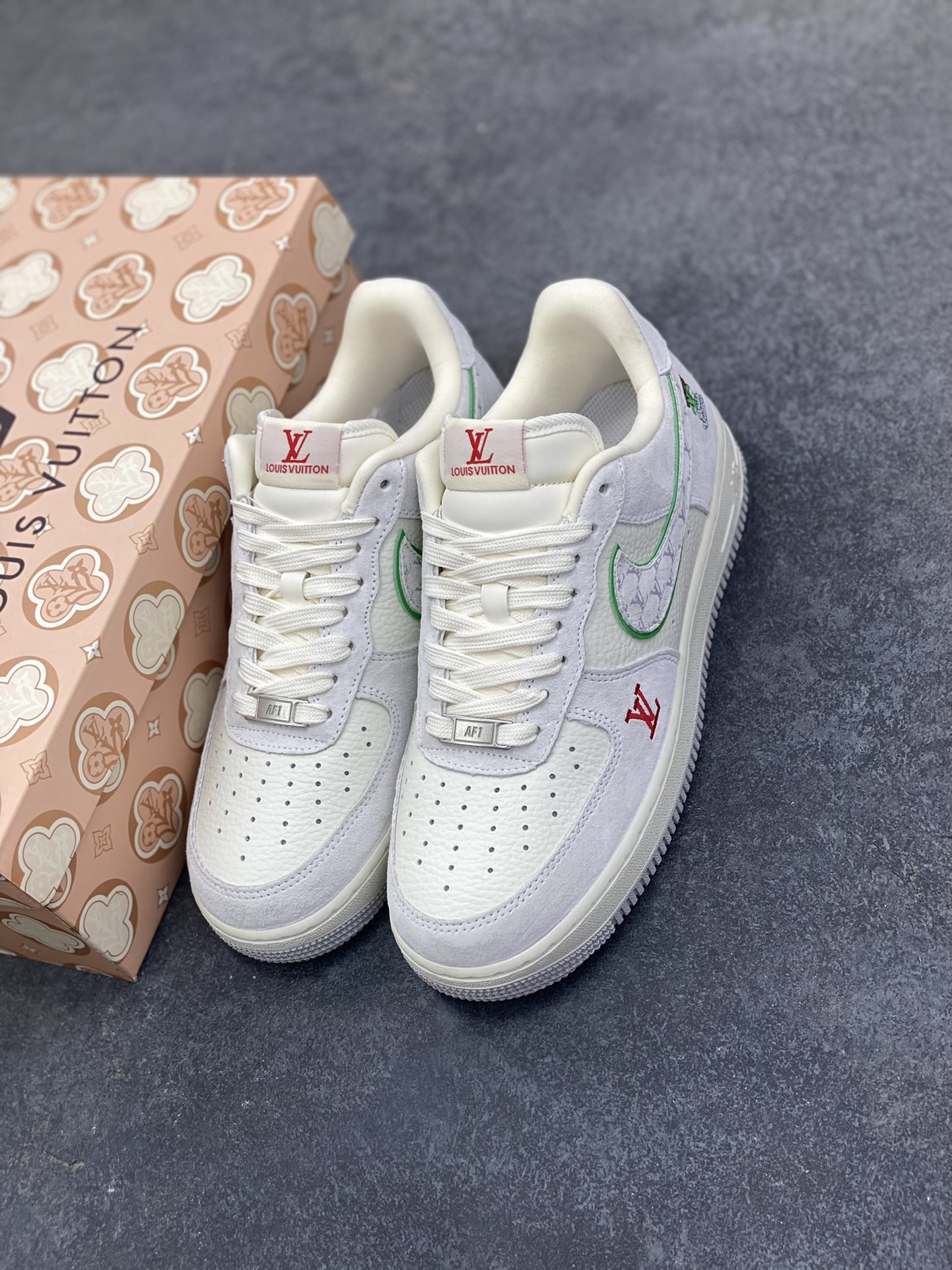 图片[8]-NIke Air Force 1 \’07 Low LV联名–白灰红空军一号低帮 运动鞋 休闲鞋 折边针车 工艺难度大 原楦头原纸板 高端定制鞋盒 原厂鞋底 超高清洁度 细节完美 货号：YF9511-802 尺码：36 36.5 37.5 38 38.5 39 40 40.5 41 42 42.5 43 44 44.5 45-选品中心