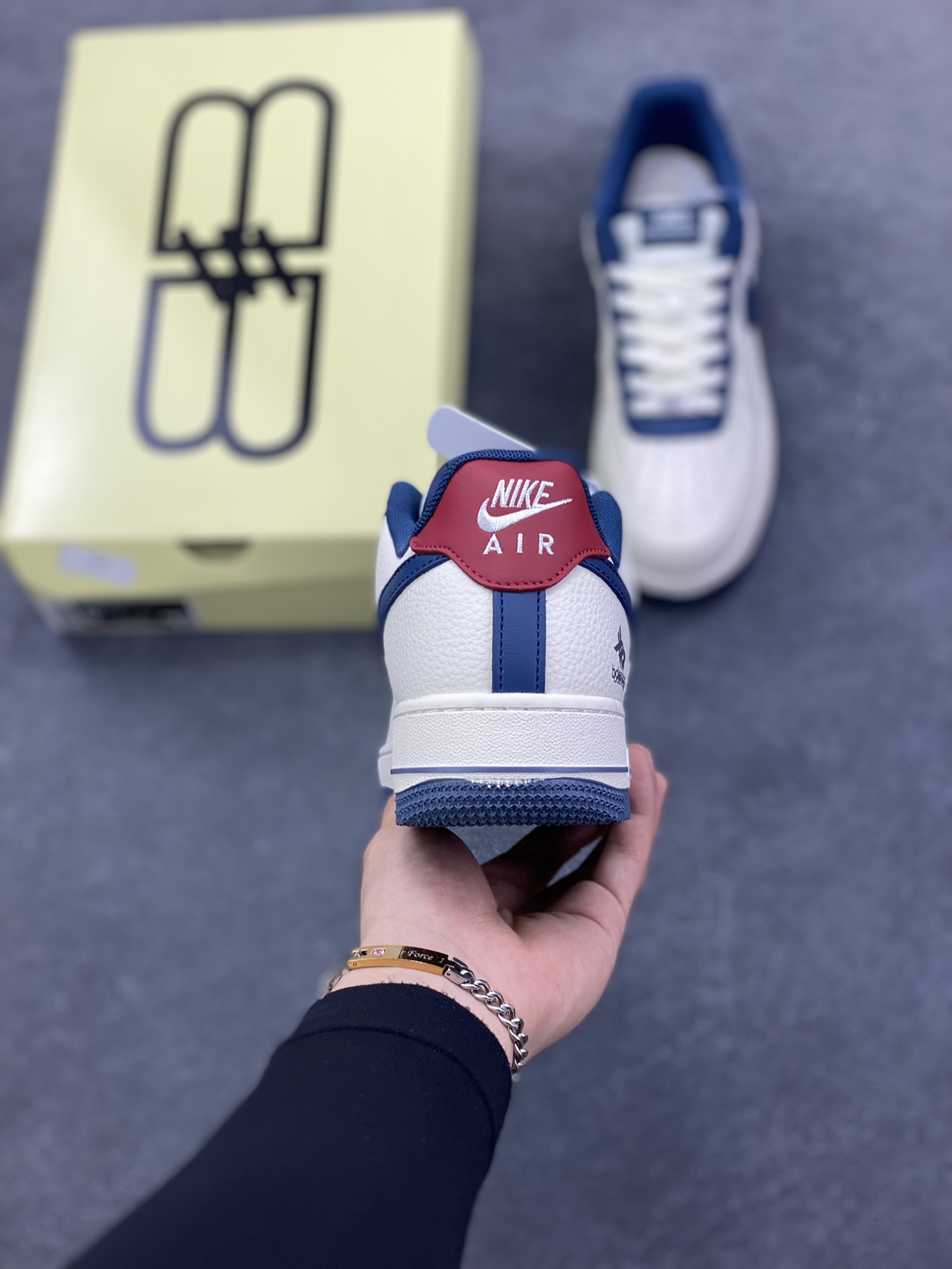 图片[4]-高端定制Nike Air Force 1 \’07 Low “巴黎世家联名—— 米白红蓝钩” 高端定制 低帮休闲板鞋 定制鞋盒 大厂纯原品质出货 超高清洁度 皮料切割干净无任何毛边 细节完美 货号：XD2588-604 尺码：36 36.5 37.5 38 38.5 39 40 40.5 41 42 42.5 43 44 44.5 45-选品中心