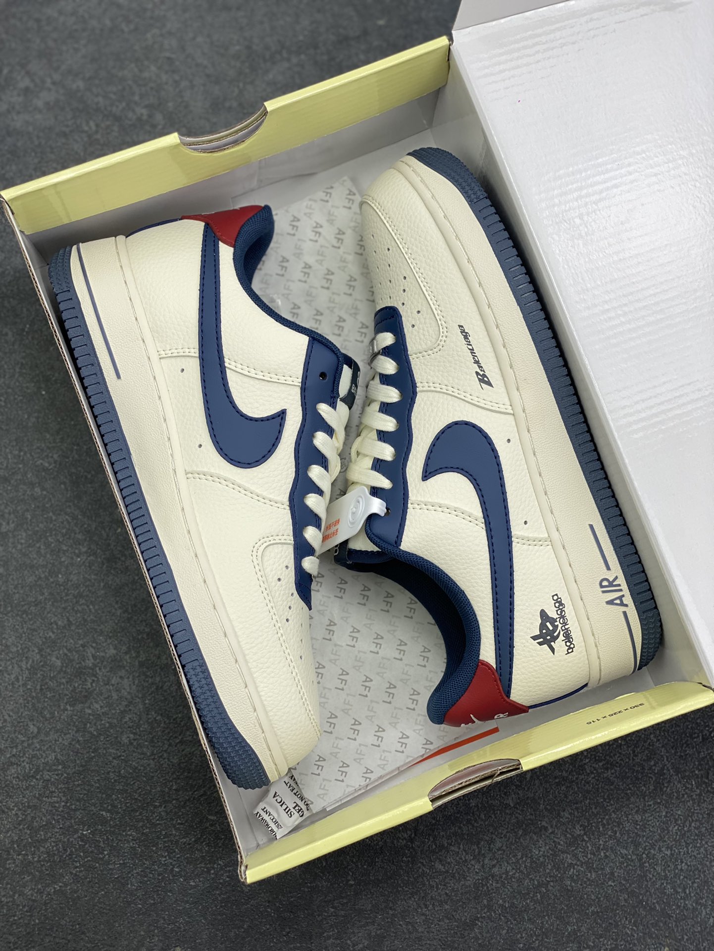 图片[9]-高端定制Nike Air Force 1 \’07 Low “巴黎世家联名—— 米白红蓝钩” 高端定制 低帮休闲板鞋 定制鞋盒 大厂纯原品质出货 超高清洁度 皮料切割干净无任何毛边 细节完美 货号：XD2588-604 尺码：36 36.5 37.5 38 38.5 39 40 40.5 41 42 42.5 43 44 44.5 45-选品中心