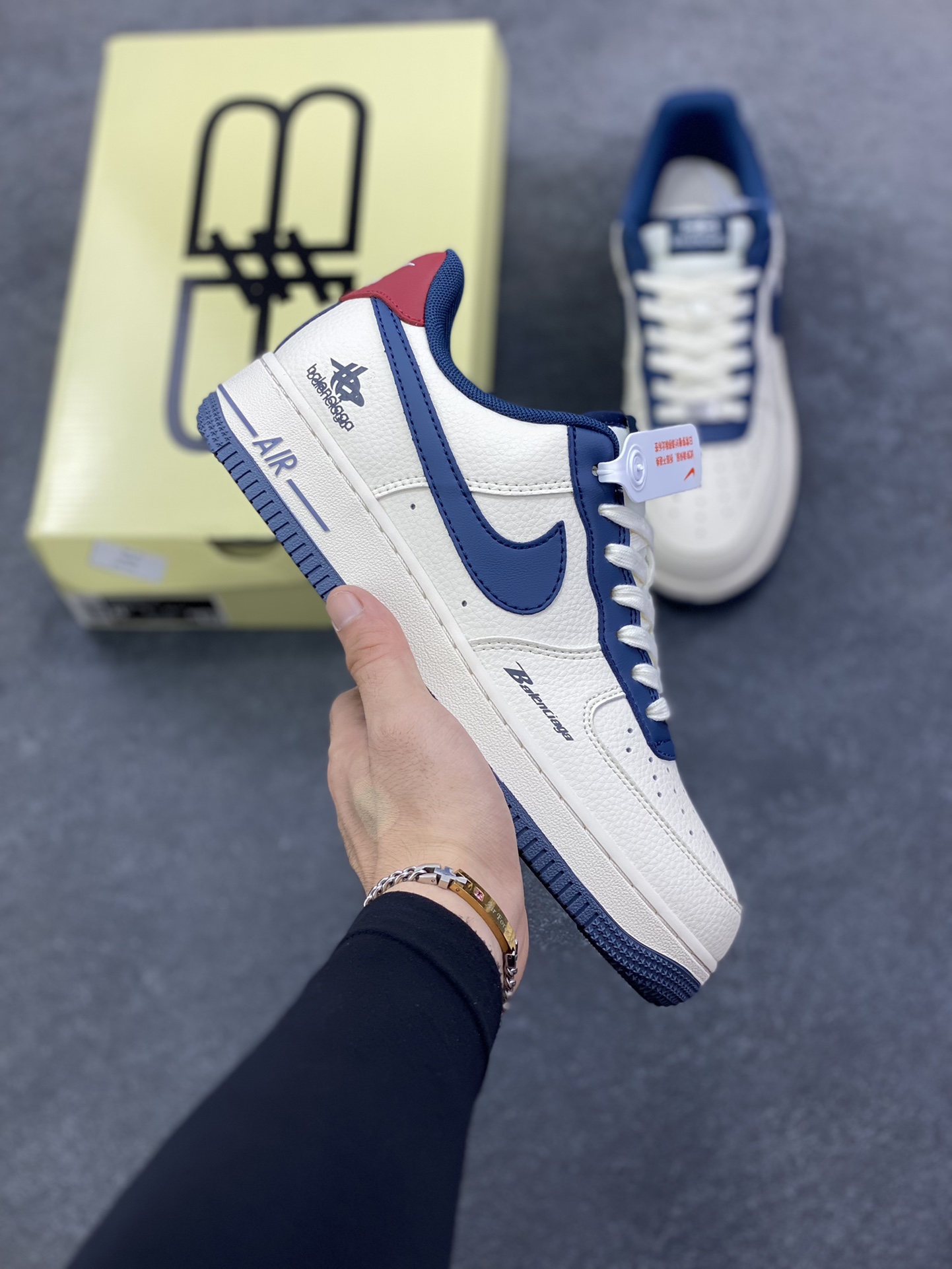 高端定制Nike Air Force 1 \'07 Low “巴黎世家联名------ 米白红蓝钩” 高端定制 低帮休闲板鞋 定制鞋盒 大厂纯原品质出货 超高清洁度 皮料切割干净无任何毛边 细节完美 货号：XD2588-604 尺码：36 36.5 37.5 38 38.5 39 40 40.5 41 42 42.5 43 44 44.5 45-选品中心